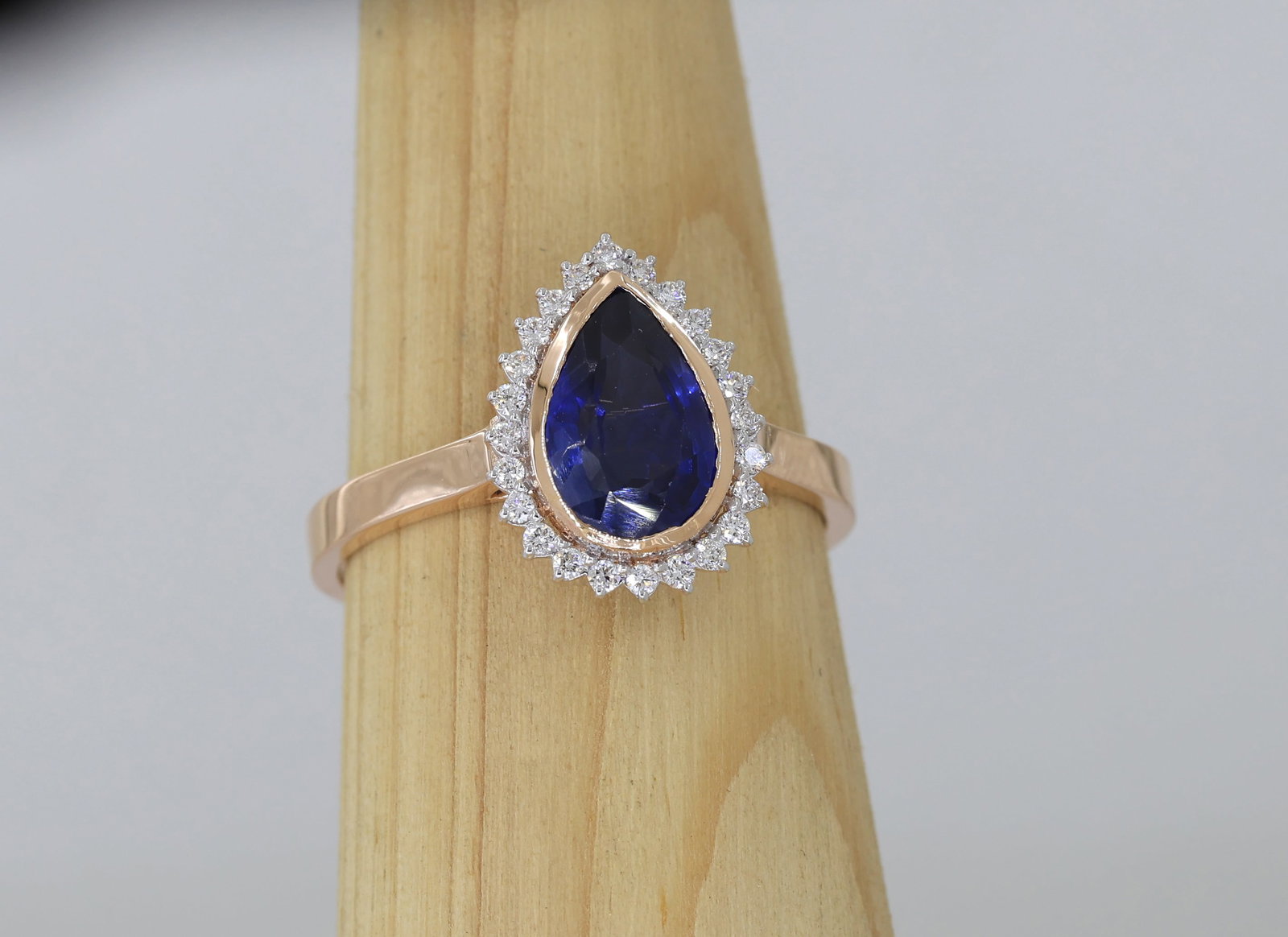 14kt. 3.50 ct Blue Sapphire With Diamond Halo Ring Antique: 14kt. Blue Sapphire With Diamond Halo Ring Antique Size Us 7.0 us RING RESIZE AVAILABLE FREE OF COST - FREE SHIPPING,,