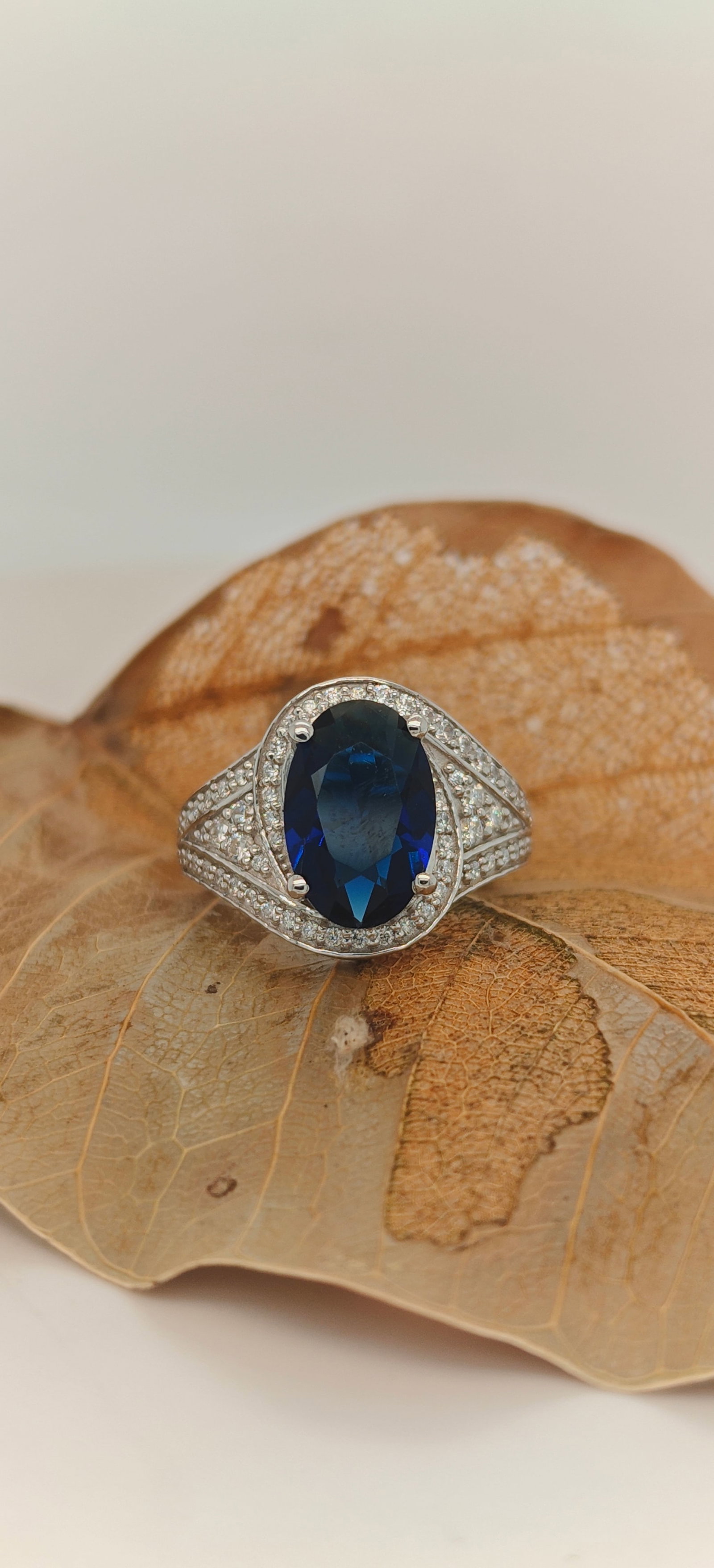 Vintage Style 5.0 Ct Oval Cut Blue Sapphire Ring (1 of 4)