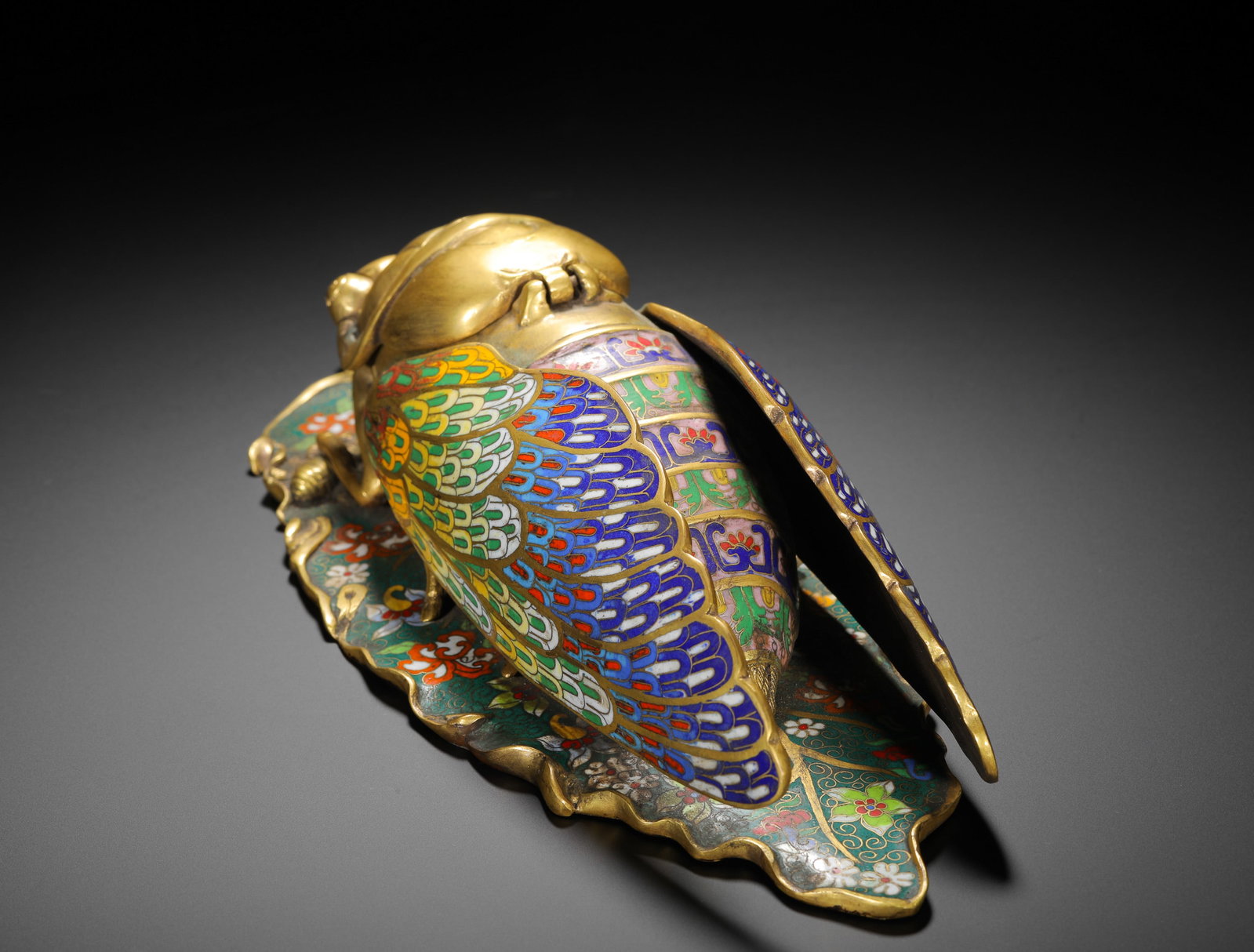 BRONZE GILT CLOISONNE ENAMEL ONE LEAF AUTUMN CICADA SCENTED INCENSE MADE IN THE QIANLONG PERIOD OF: H:13cm (5.12in) W:31cm (12.20in) Weight:2870g (6.33lb)Naturalistic gilt bronze cicada censer on cloisonne leaf base, split open body for incense, four-character Qianlong reign mark on underside.