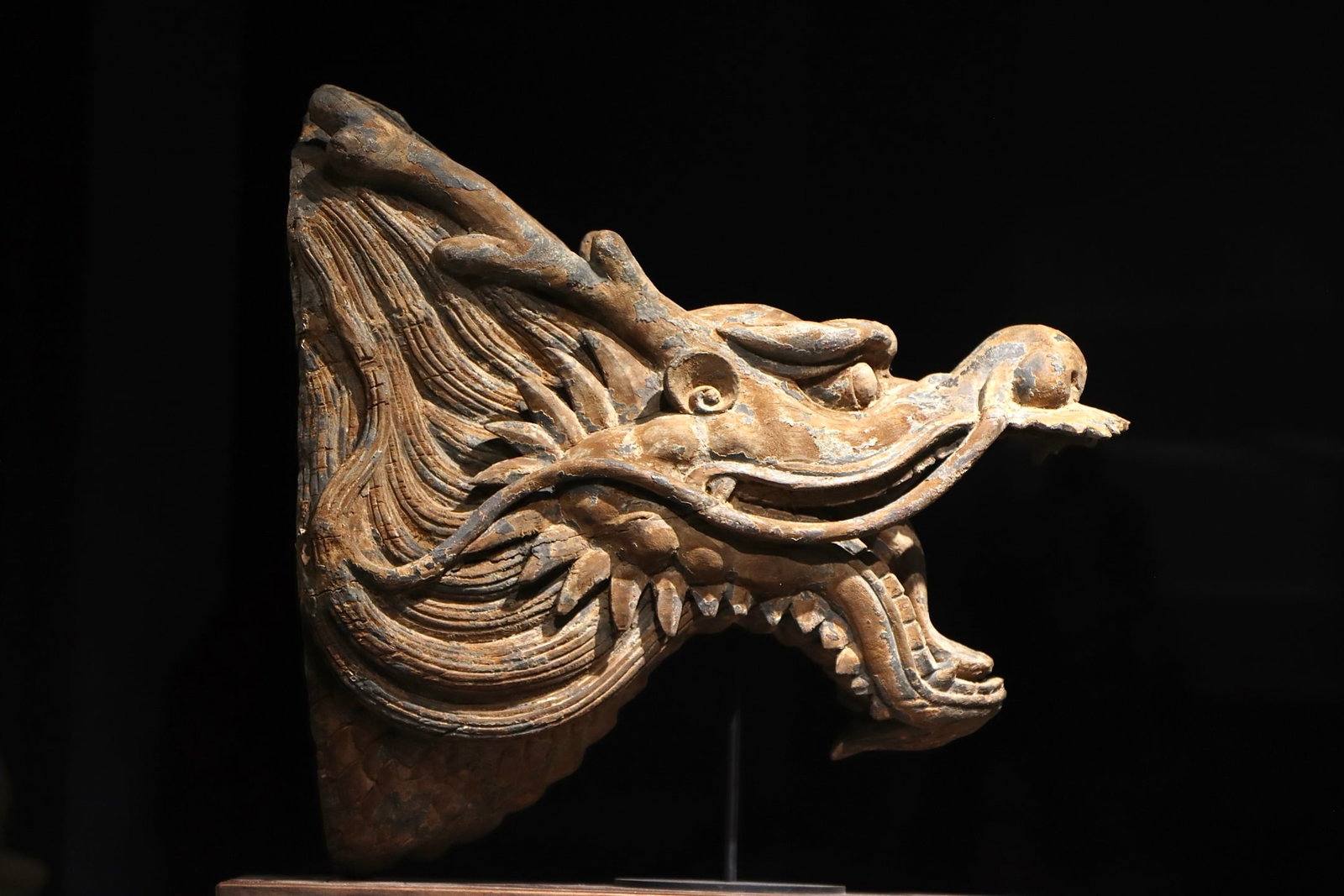 WOODEN CARVINGS OF DRAGON HEADS FROM THE MING DYNASTY: L:53cm?20.87in? H:53cm?20.87in?A solid wood carving for ancient building eaves corners. The dragon’s horns, mane and fangs are vividly sculpted with layered mane details. The original lacquer is cra