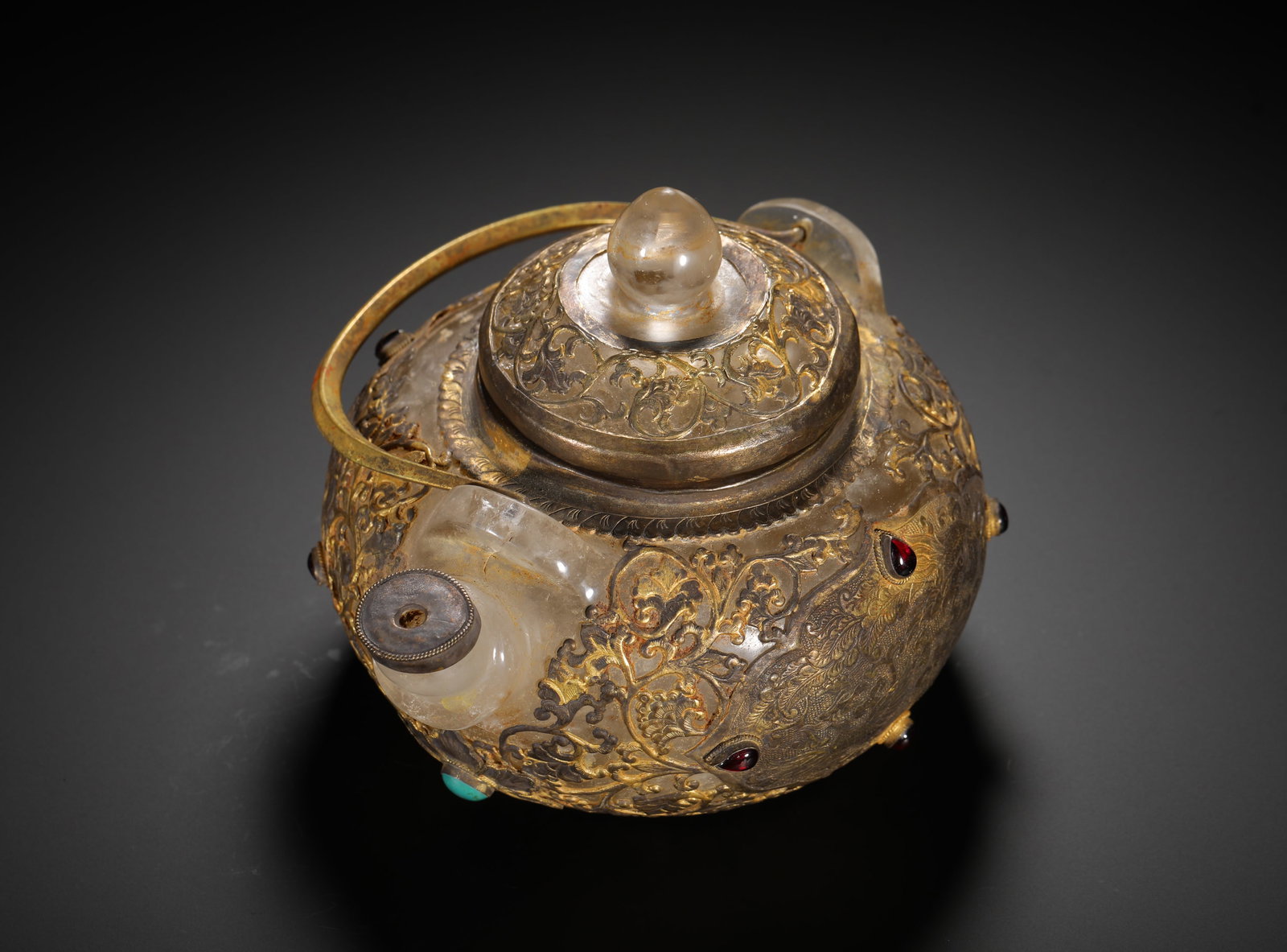 TANG DYNASTY SILVER-GILDED VASE WITH INLAID CRYSTAL AND GEMSTONE HANDLES: H:12cm (4.72in) W:16cm (6.30in) Weight:1170g (2.58lb)A silver-gilt mounted crystal wine kettle inlaid with gemstones. The body, spout and lid knob are carved from natural rock crystal, fully wrapped w