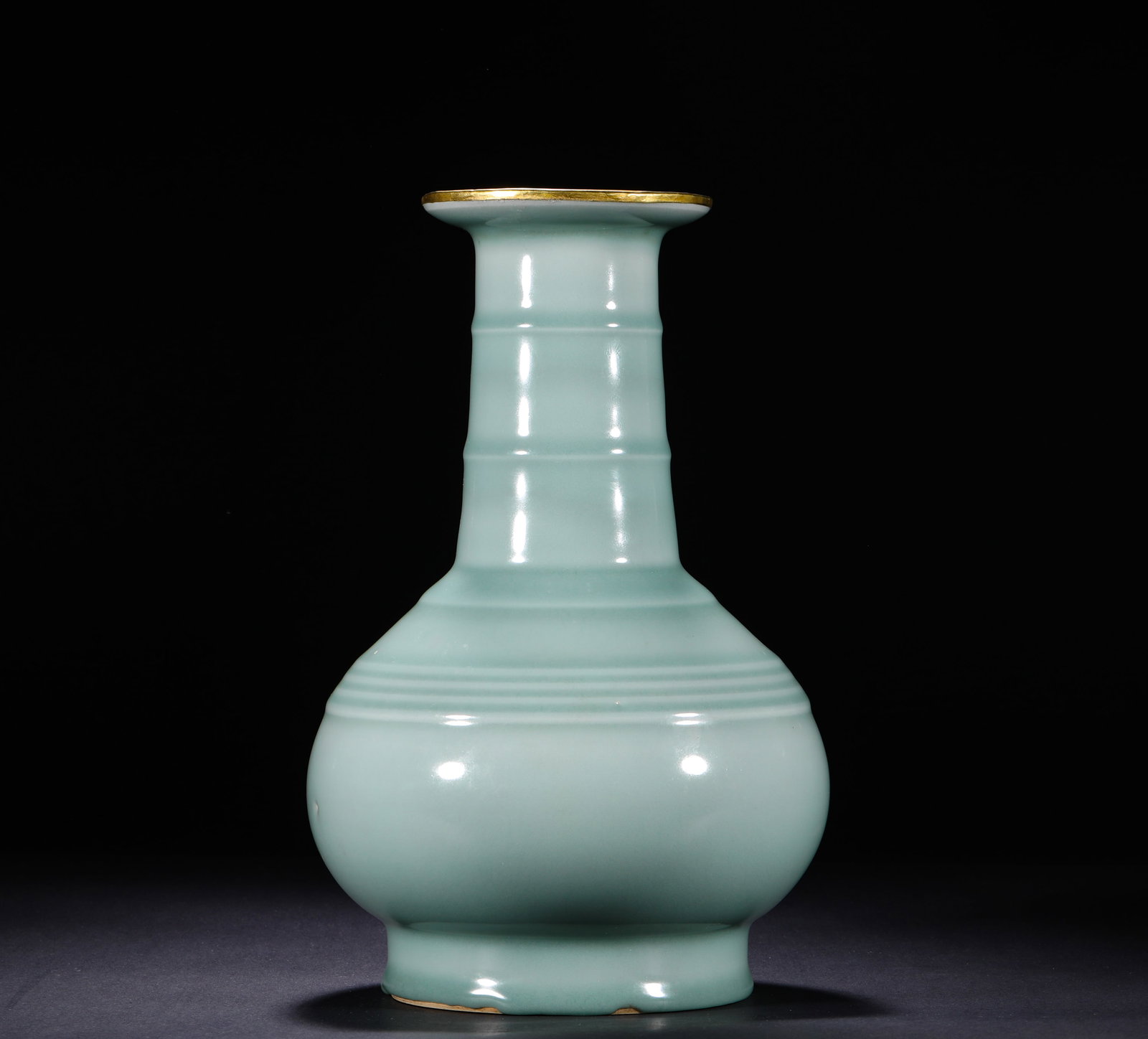 QING DYNASTY LONGQUAN KILN CELADON STRING PATTERN VASE: H:26cm(10.24in) D:17cm(6.69in)This vase features a classic Longquan Kiln shape with a disc-shaped mouth, long neck, multiple raised string patterns on the straight neck, a bulging belly that tapers do