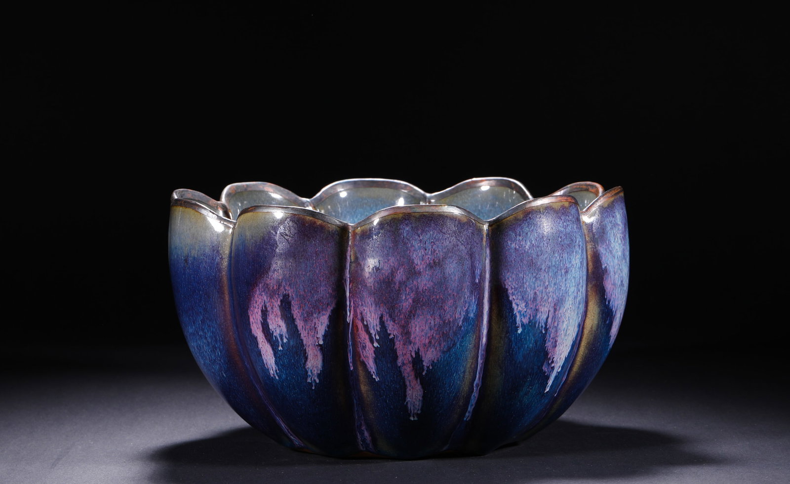 QING DYNASTY JUN KILN GLAZE RHOMBUS-SHAPED WASH: H:13.5cm(5.31in) D:24.5cm(9.65in)Jun Kiln Kiln-Transmutation Glaze Lotus-Mouth Washer, made in the Qing Dynasty imitating Song Dynasty style, with sky-blue base and rose-purple kiln-transmutation fusi