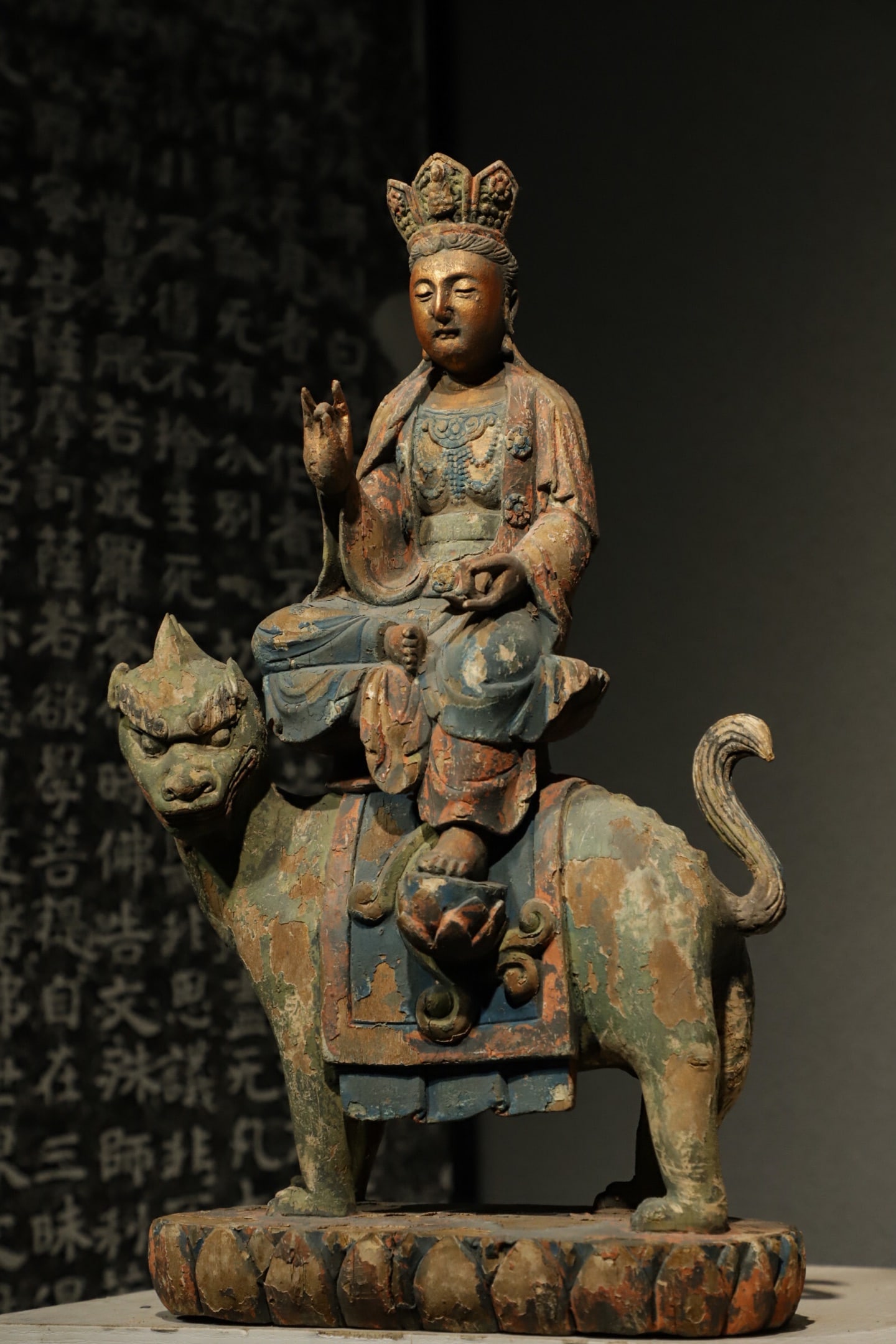 A SONG DYNASTY CAMPHOR WOOD STATUE OF GUANYIN BODHISATTVA RIDING AND ROARING: H:46cmL:28cmW:15cm