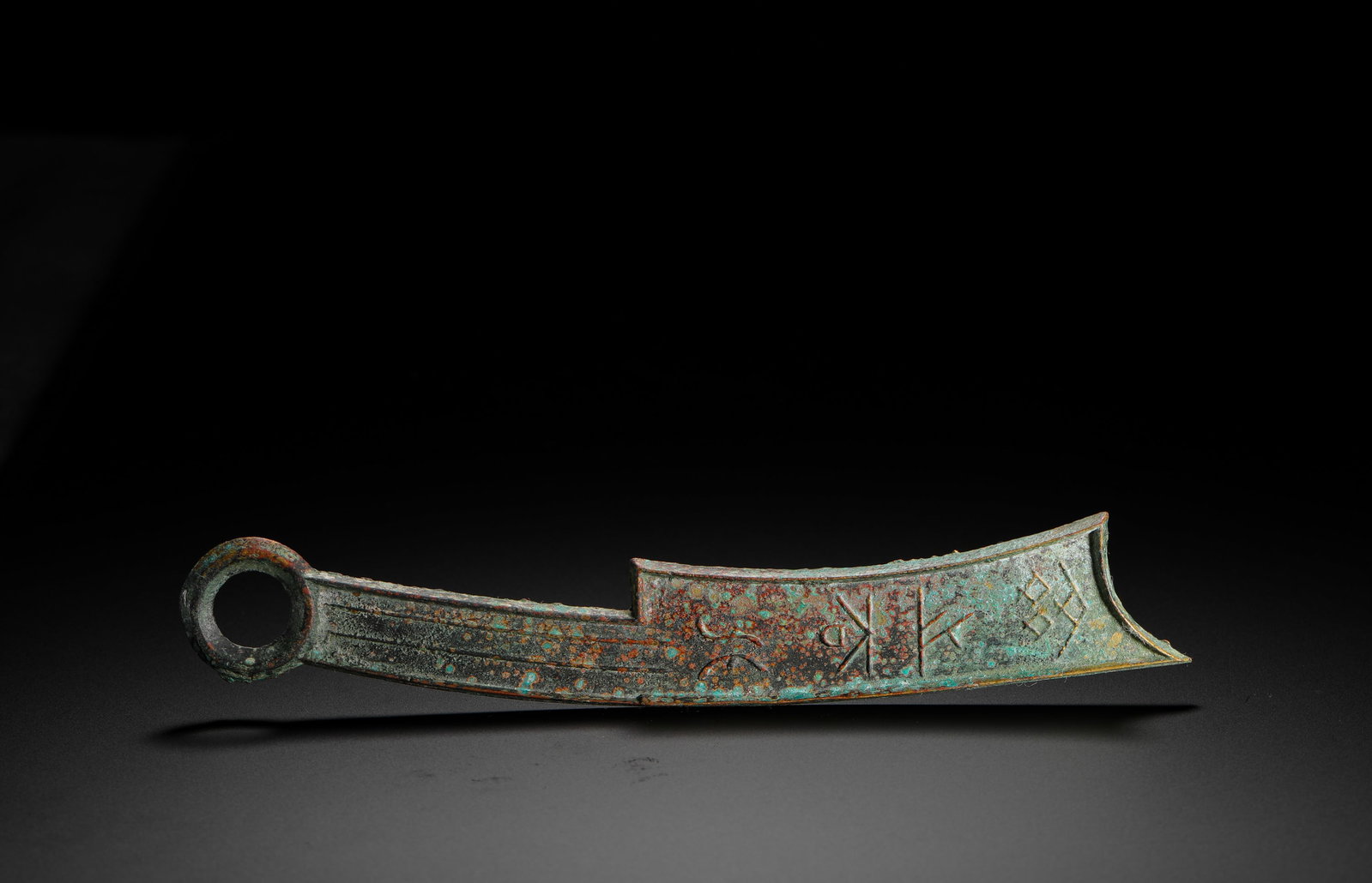 QI FAHUA THREE-CHARACTER KNIFE COIN OF THE WARRING STATES PERIOD: L:18cmWeight:74gThis knife coin was minted during the Warring States Period, primarily circulating in the Qi State. It is a typical example of pre-Qin knife coins, bearing the seal script characters "