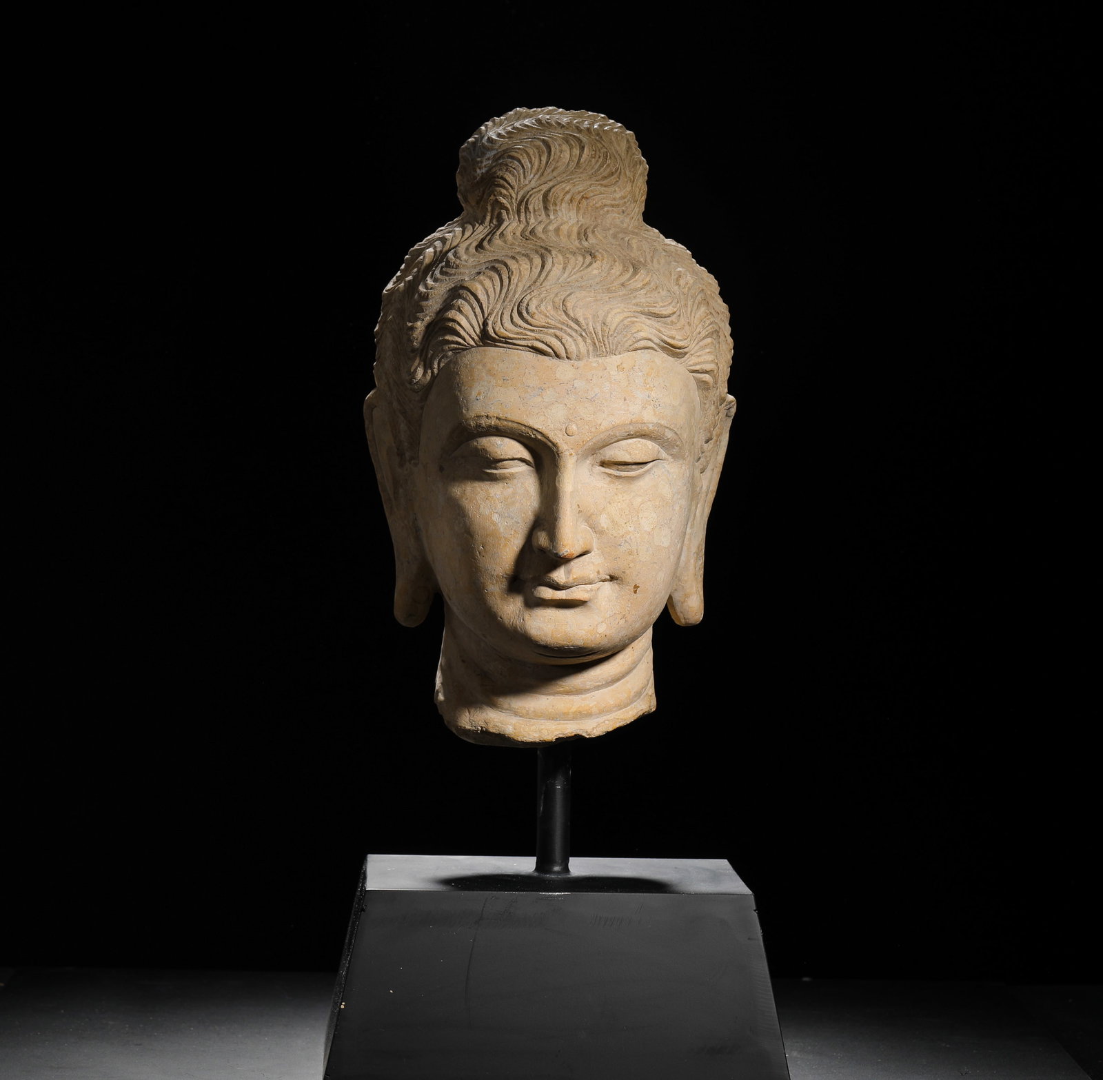 A 3RD CENTURY STONE-CARVED GANDHARA HEAD: H:50cm (19.69in) H:32cm (12.60in) W:17cm (6.69in) Weight:18190g (40.10lb)