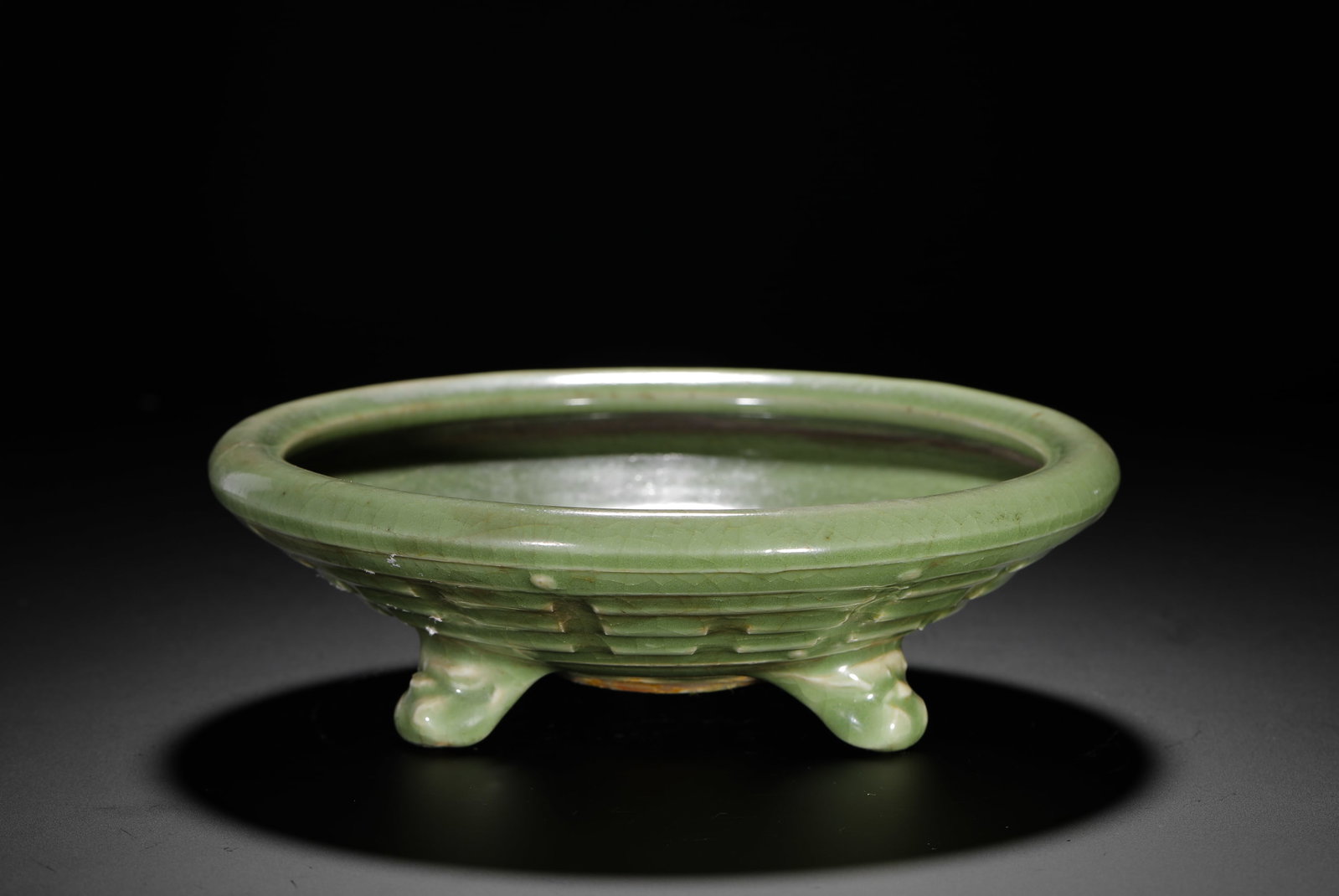 YUANLONGQUAN KILN CELADON OCTAGONAL PATTERN THREE-LEGGED WASH: H:7cm (2.76in) D:20cm (7.87in) Weight:780g (1.72lb) This is a Yuan Dynasty porcelain washer from the Longquan Kiln. It is covered in a rich, jade-like celadon glaze with a bagua pattern carved on the 