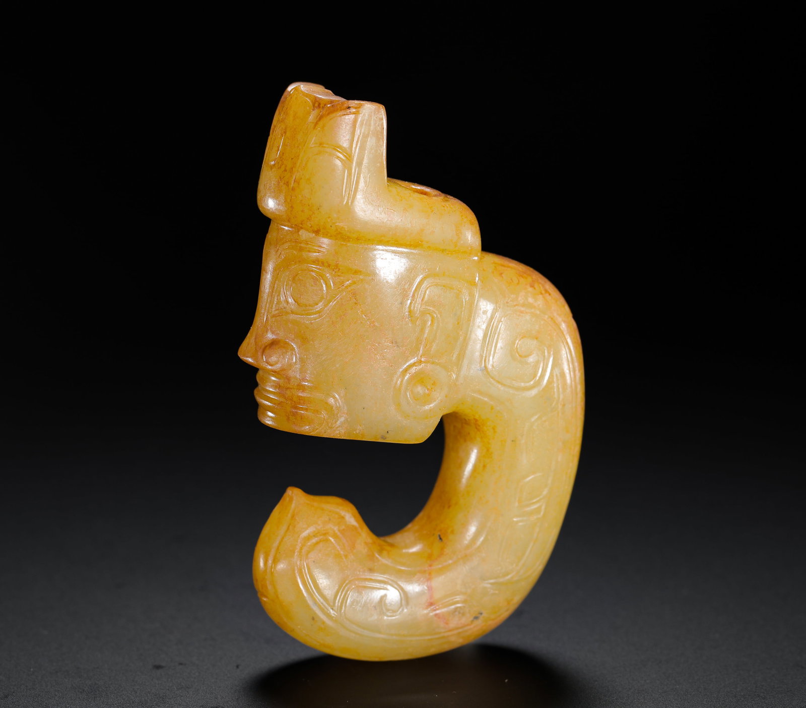 HETIAN YELLOW JADE DIVINE HUMAN HEAD DRAGON-SHAPED PENDANT FROM THE SHANG AND ZHOU PERIODS: H:7cm (2.76in) W:4.5cm (1.77in) Weight:80g (0.18lb)