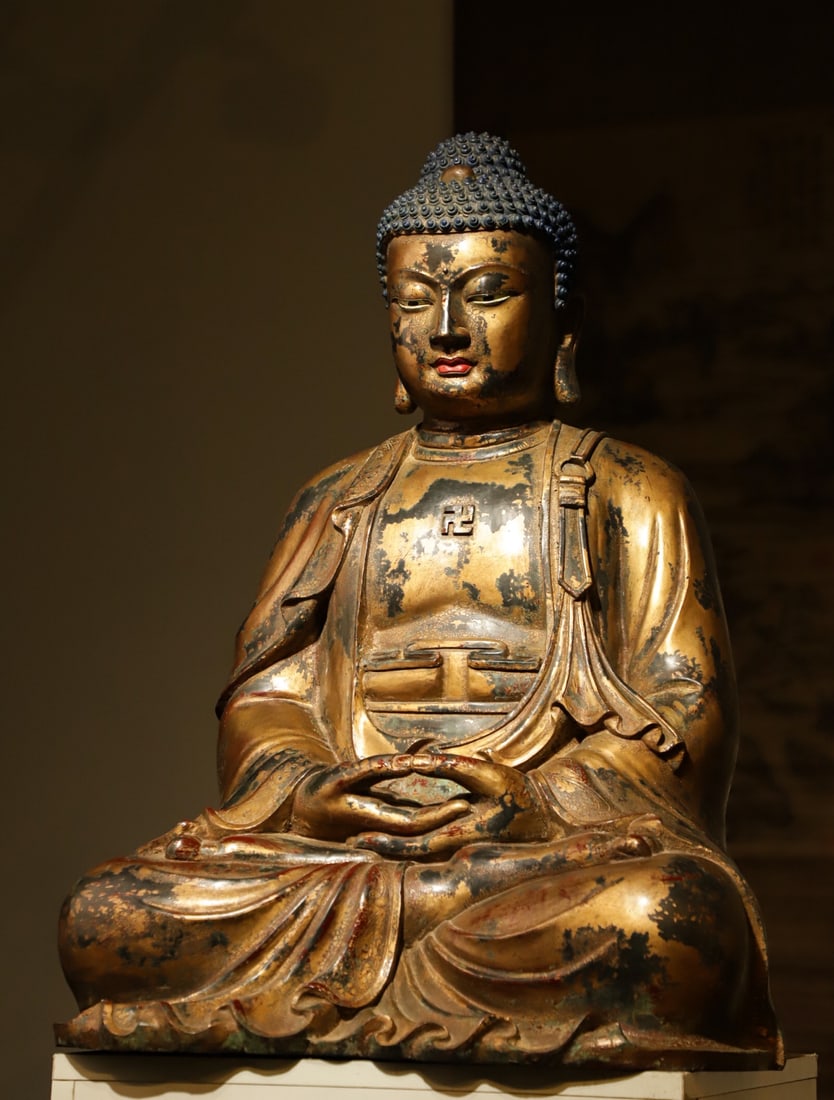 A GILDED BRONZE AMITABHA BUDDHA STATUE FROM THE QING DYNASTY: Weight:23500g?H:66cmL:47cmW:38cmThis is a gilt-bronze sitting statue of Amitabha Buddha (or Shakyamuni Buddha). Made of gilt bronze, the Buddha sits in full lotus posture with hands in dhyana mudra (m