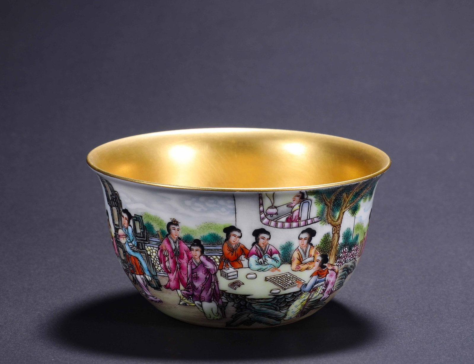 A FIGURE-COLORED WINE CUP MADE DURING THE YONGZHENG PERIOD OF THE QING DYNASTY: H:4cmD7.8cm