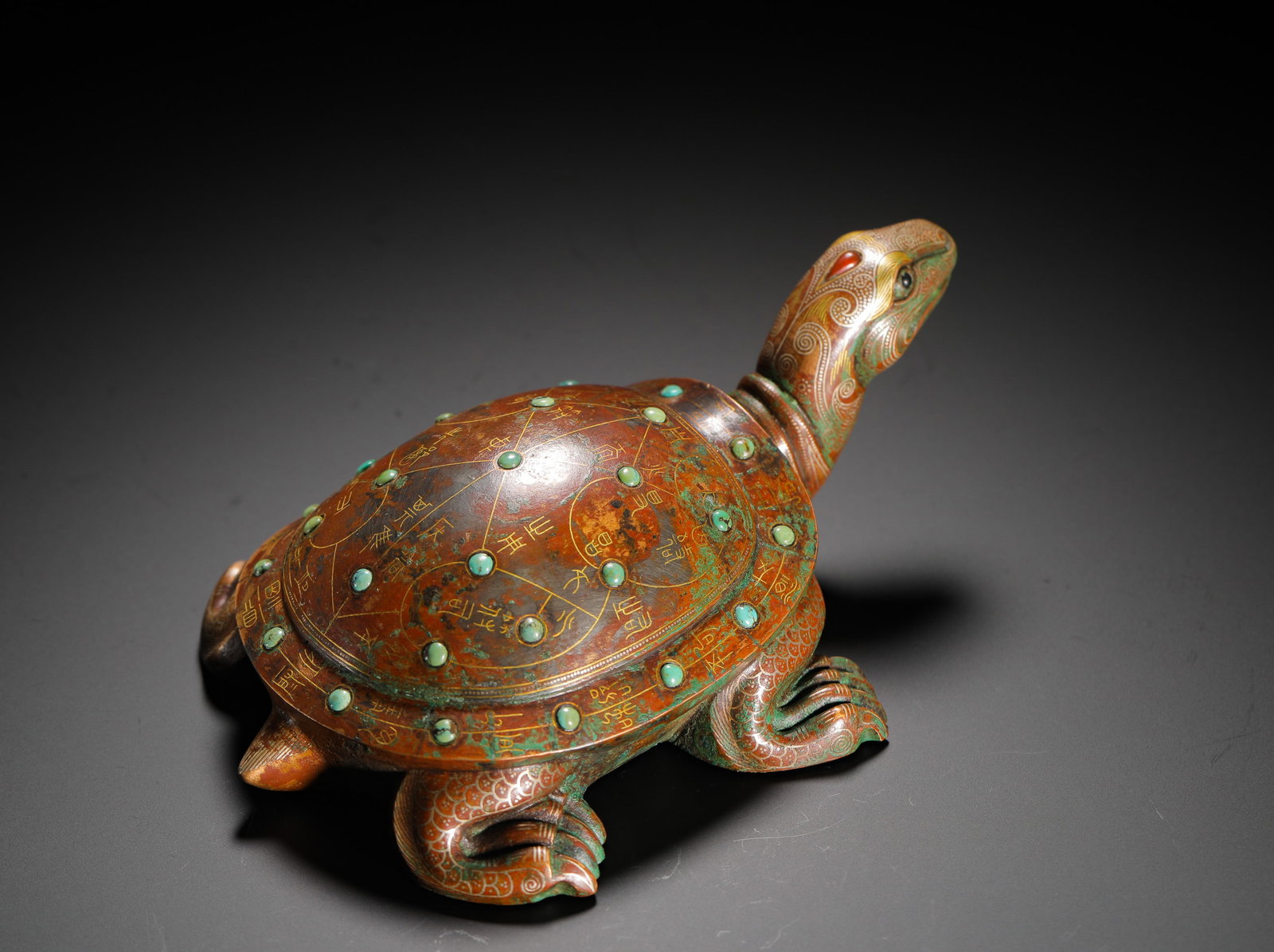 BRONZE INLAID WITH GOLD AND TURQUOISE TORTOISE ASTROLOGICAL CHART OF THE WARRING STATES PERIOD: H:6cm (2.36in) W:16cm (6.30in) Weight:790g (1.74lb)H:6cmW:16cmWeight:790g