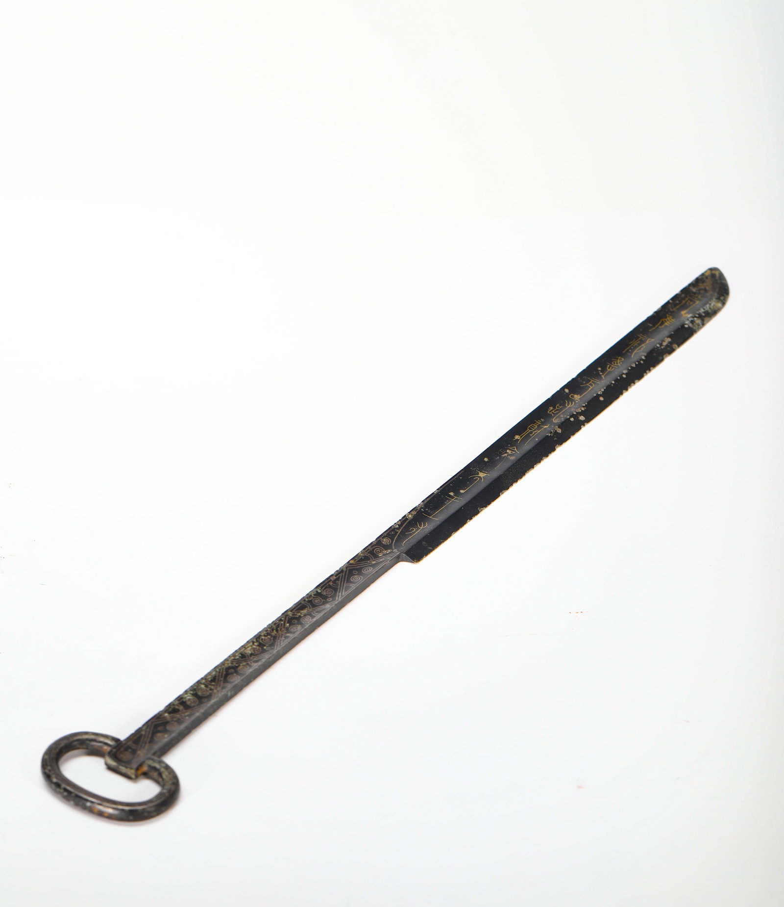 BRONZE CHISEL WITH INLAID GOLD INSCRIPTIONS ON A RING HEAD FROM THE WARRING STATES PERIOD: L:33.5cm (13.19in) Weight:100g (0.22lb) This is a Warring States Period bronze knife, decorated with gold inlay. The blade bears inscriptions, and the handle features geometric cloud patterns, making 