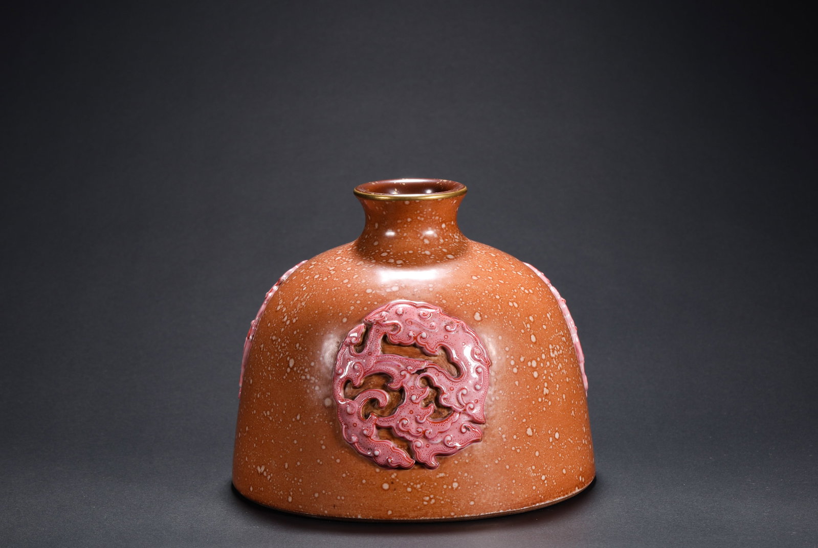 CARVED DRAGON PATTERN VASE MADE IN THE YONGZHENG PERIOD OF THE QING DYNASTY: H:9.3cmD12.3cm