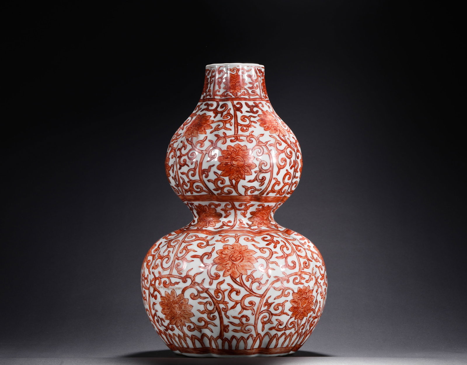 MING DYNASTY JIAJING ALUM RED ENTWINED FLOWER-SHAPED GOURD-SHAPED VASE: H:26cmW:16cm