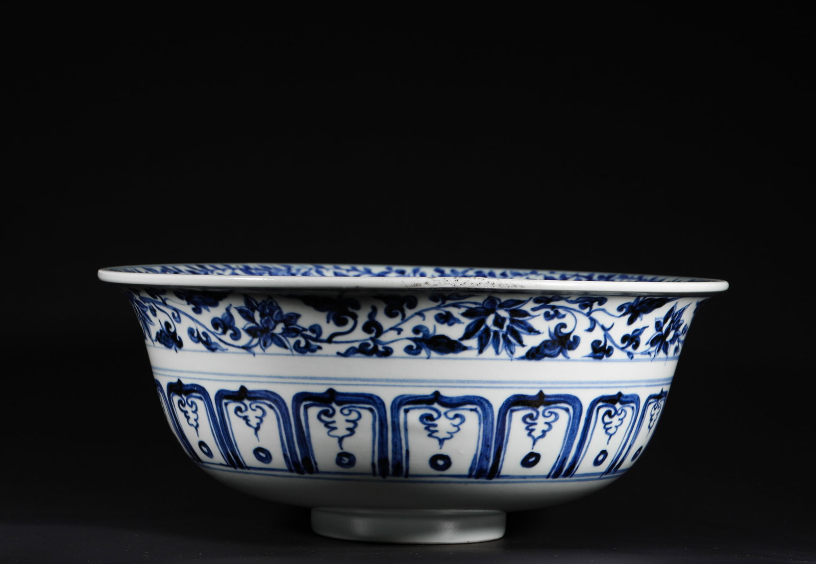 YUAN DYNASTY BLUE AND WHITE LOTUS BOWL WITH MANDARIN DUCKS PLAYING IN WATER: H:12cmD29.6cm