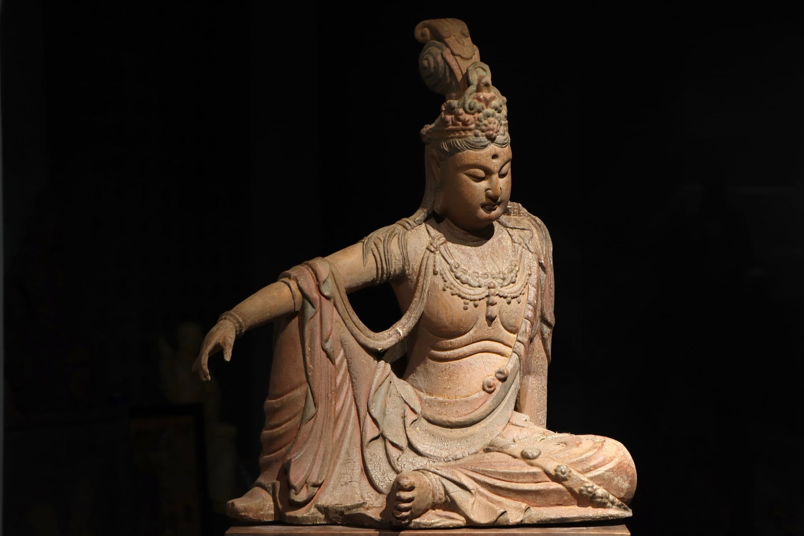 TANG DYNASTY WOODCARVING PAINTED SEATED GUANYIN (1 of 9)
