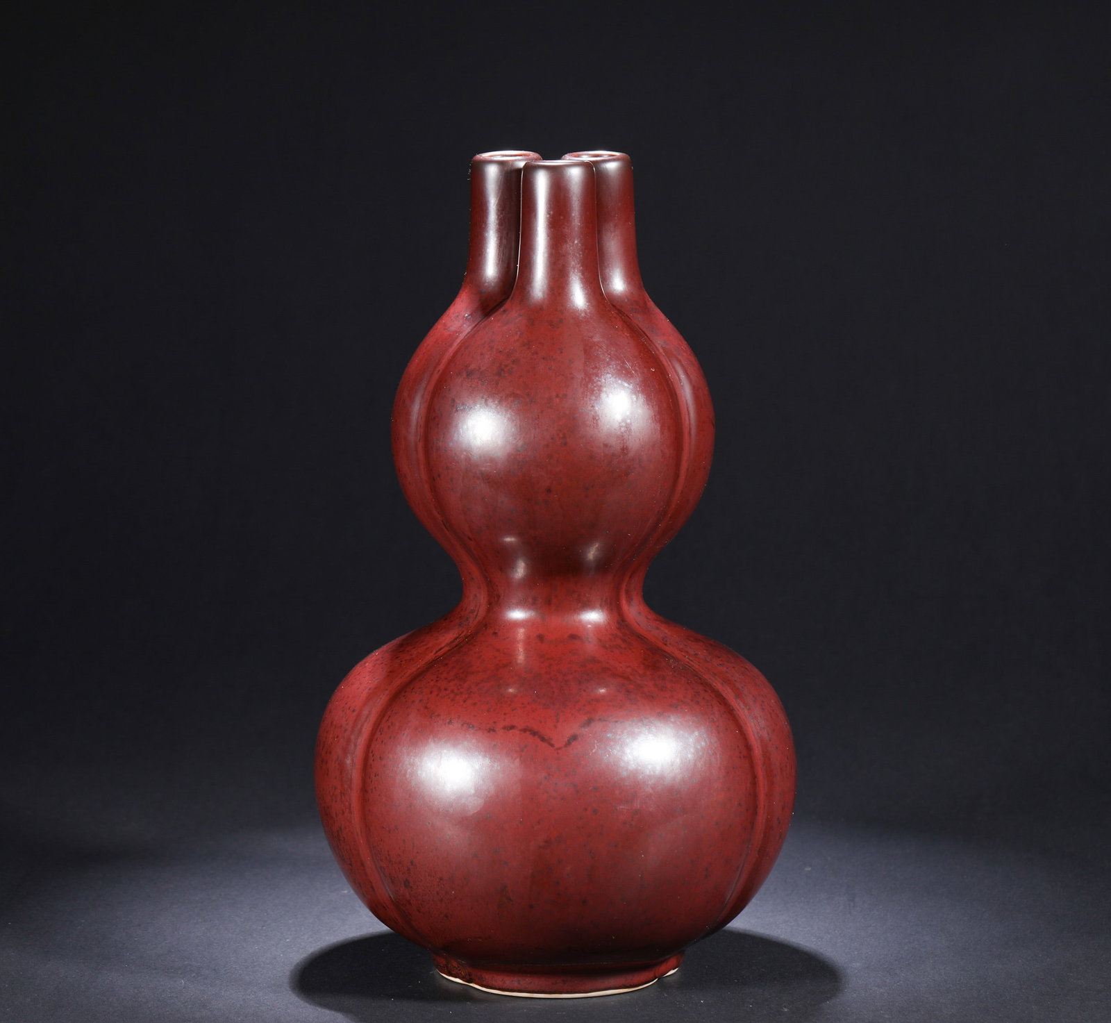 QING DYNASTY QIANLONG RED GLAZED THREE-TUBE GOURD VASE: H:28cmD:14cm