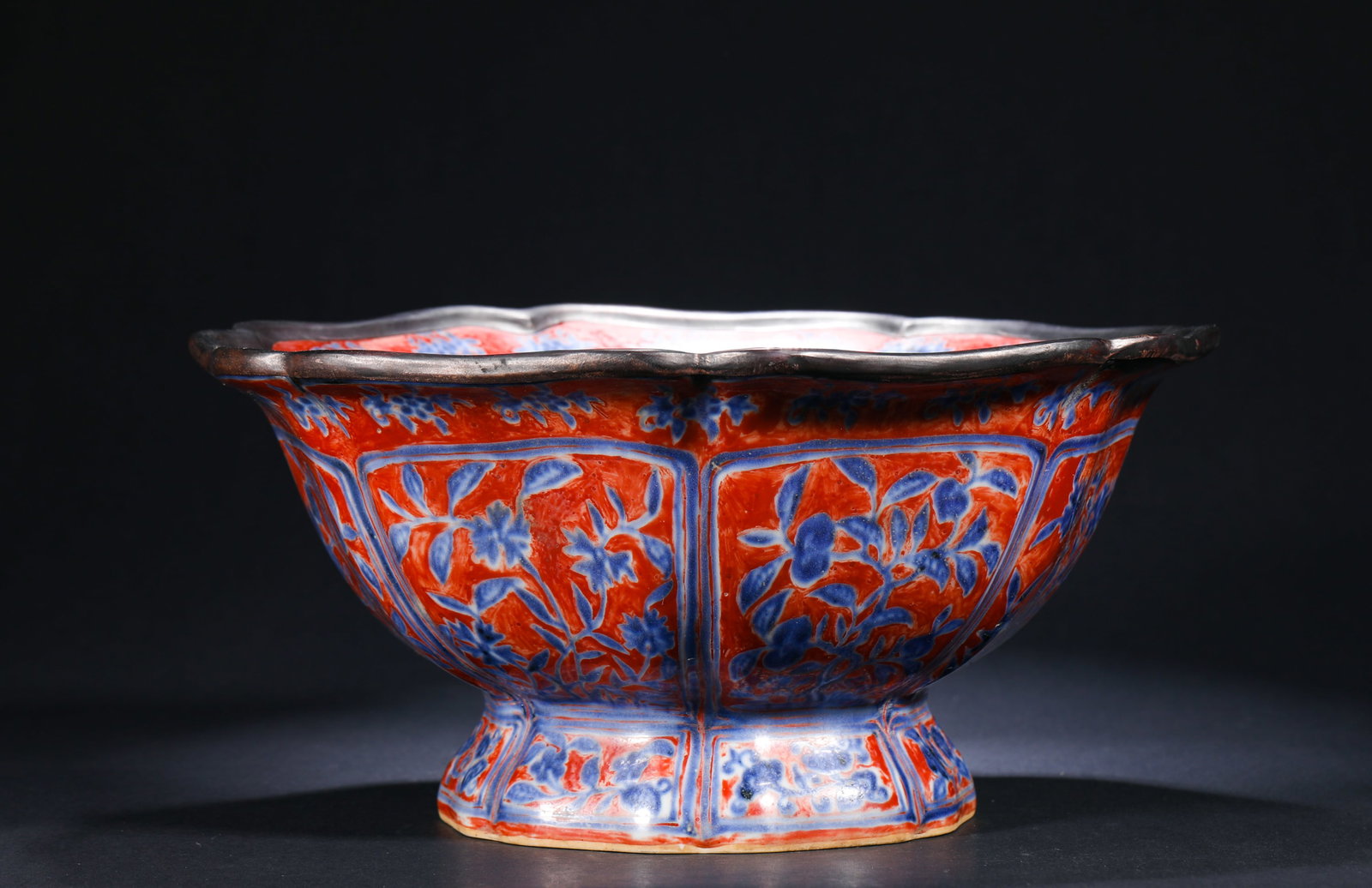 MING DYNASTY XUANDE BLUE AND WHITE PORCELAIN BOWL WITH RED COLOR: H:11.3cmD:24cm