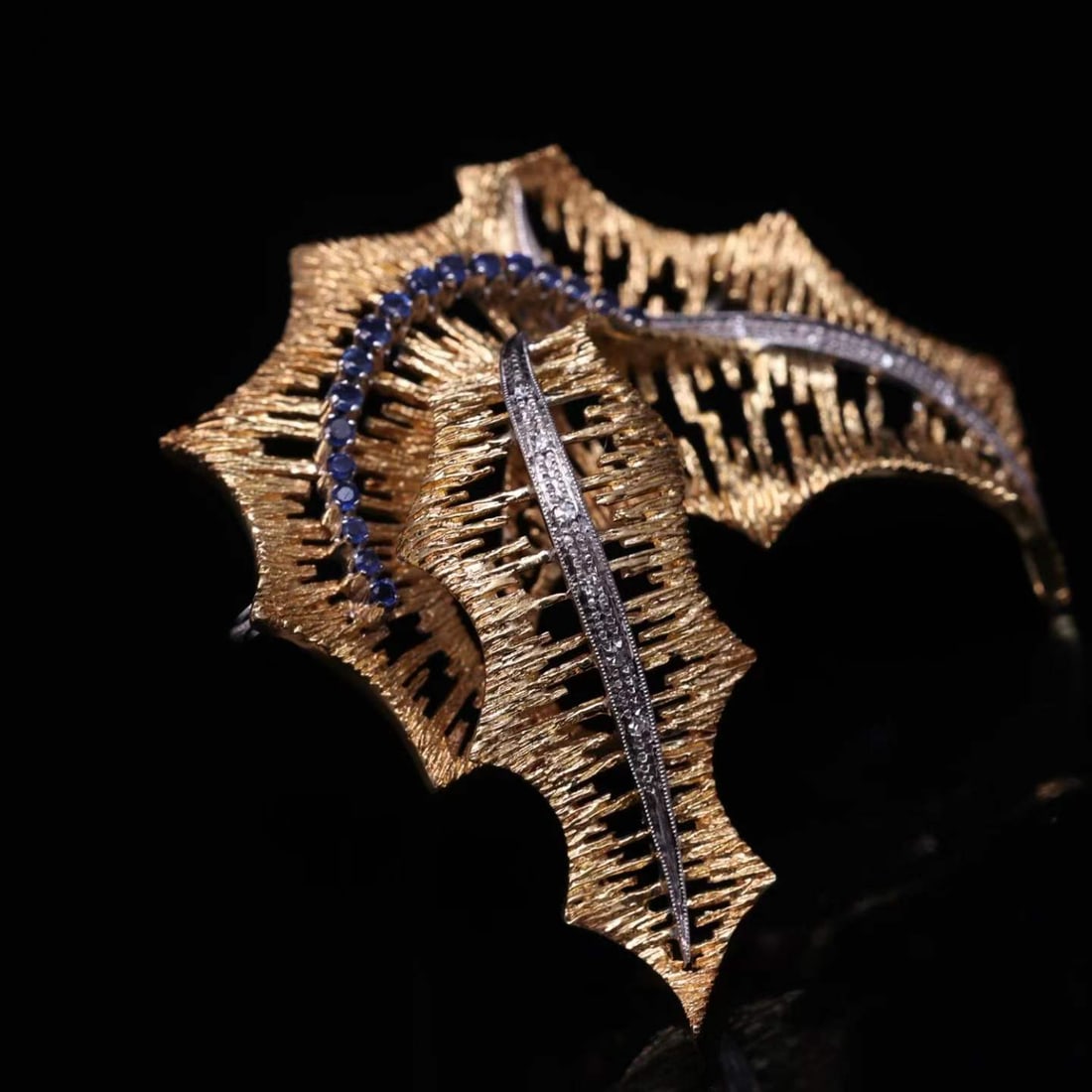 RETRO PERIOD GOLD, DIAMOND AND SAPPHIRE BROOCH: Weight: 20.3 g, Dimensions: 53 x 50 mm