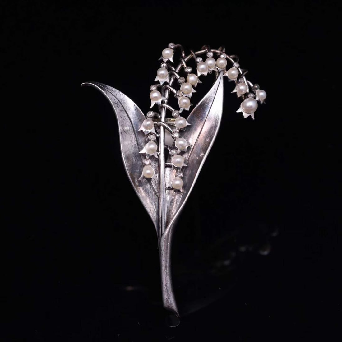 GOLD AND SILVER WILD PEARL LILY BROOCH: Weight: 12.8 g, Dimensions: 65 x 45 mm