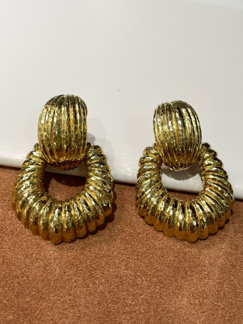 DAVID WEBB 18K HAMMER-TEXTURED DOOR RING PLAIN GOLD EARRINGS: Weight: 36.3g, Dimensions: 43x28mm
