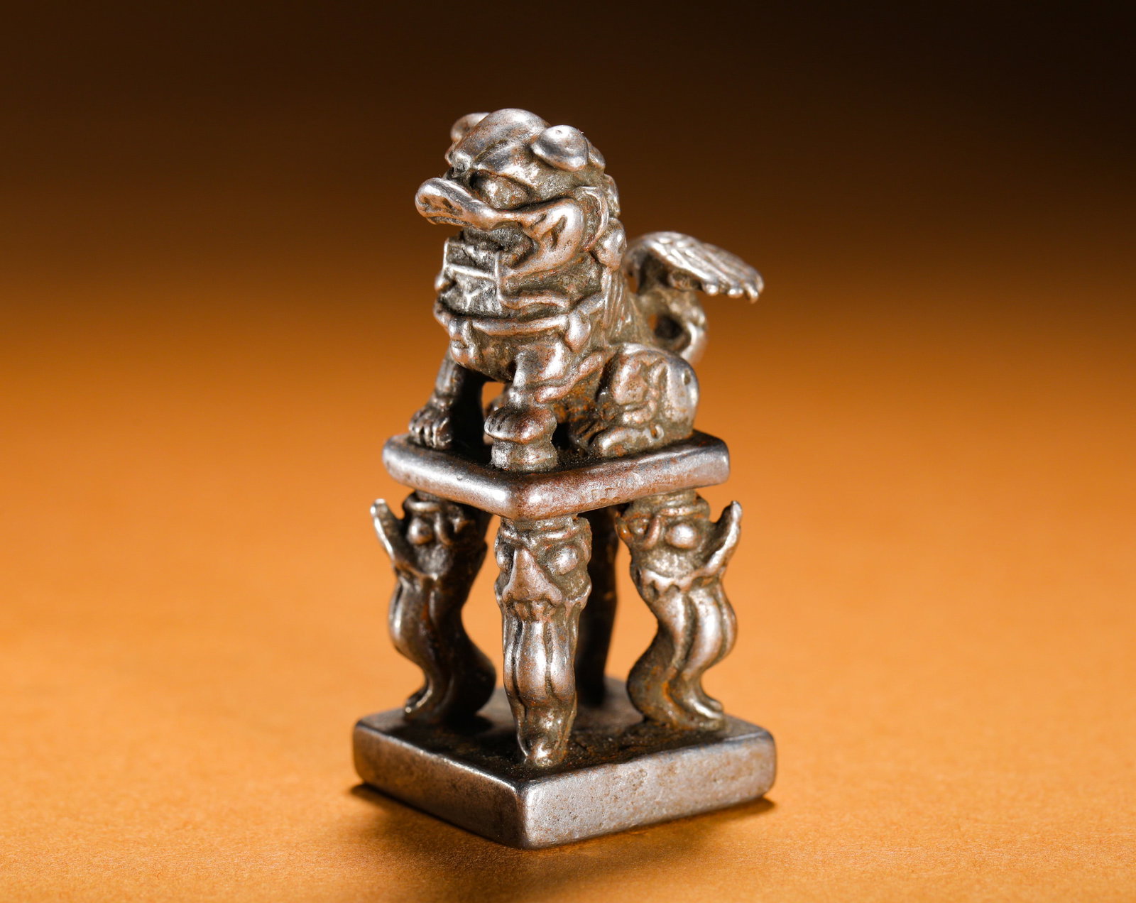 MING AND QING DYNASTY COPPER GILDED SILVER THREE-DIMENSIONAL AUSPICIOUS BEAST KNOB SQUARE SEAL: Height:5.5cm(2.17in)Width:3cm(1.18in)Weight:90g(0.20lb)