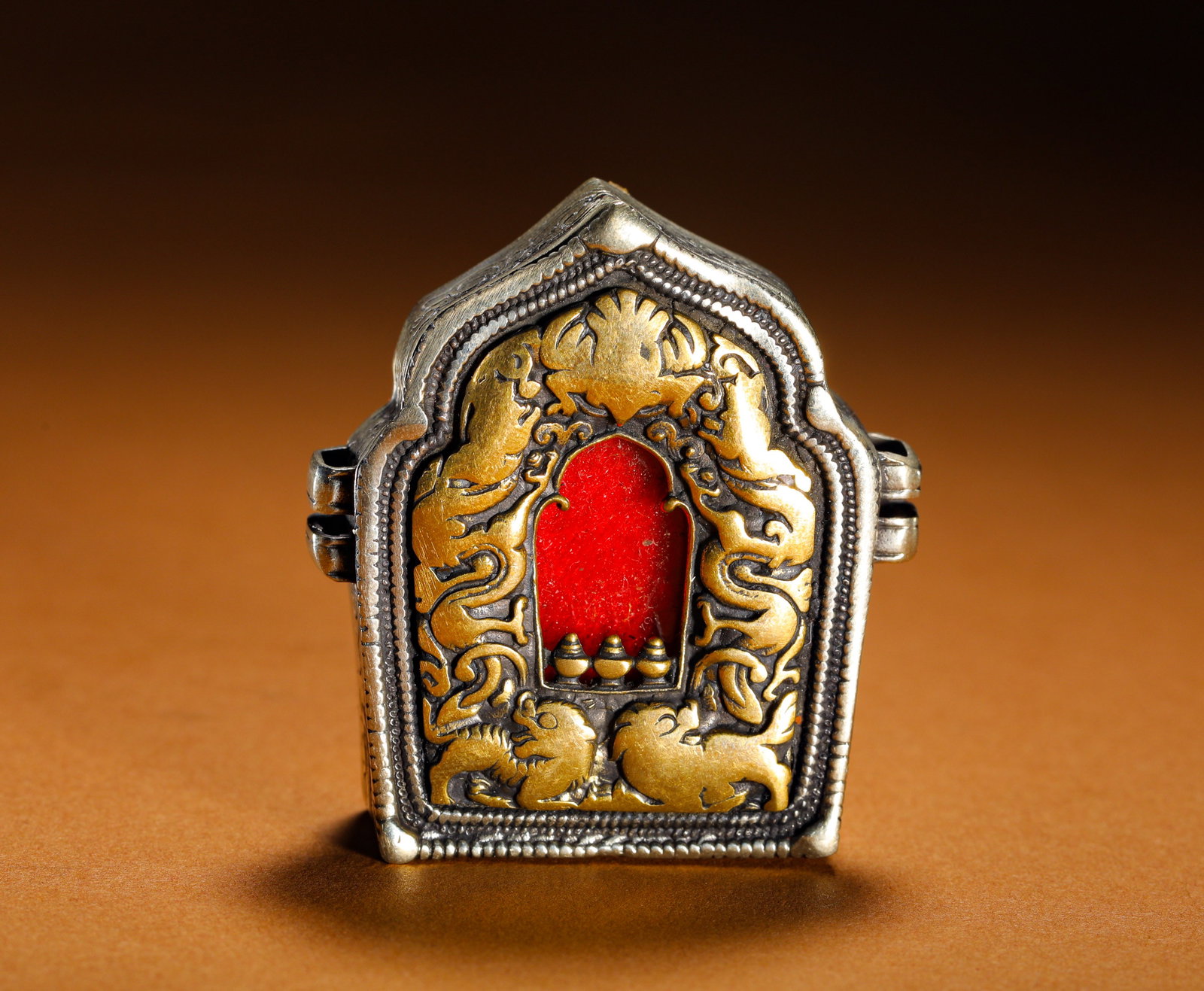 QING DYNASTY TIBETAN SILVER-GILT GAU BOX: Height:4.8cm(1.89in)Width:4.5cm(1.77in)Weight:50g(0.11lb)