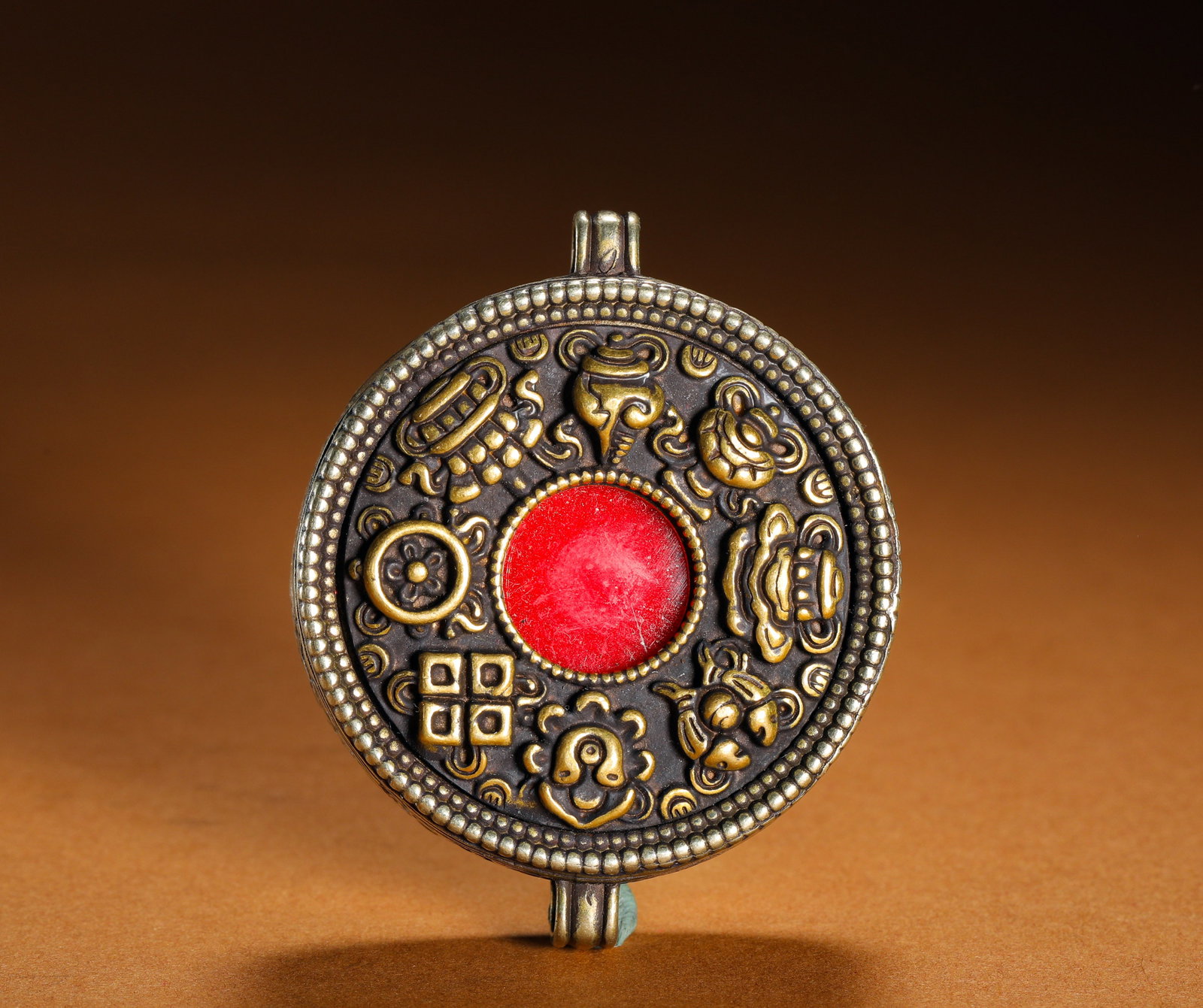 A PAIR OF CIRCULAR GAU BOXES WITH EIGHT TREASURES PATTERN FROM THE QING DYNASTY: Height:5cm(1.97in)Width:4.5cm(1.77in)Weight:60g(0.13lb)