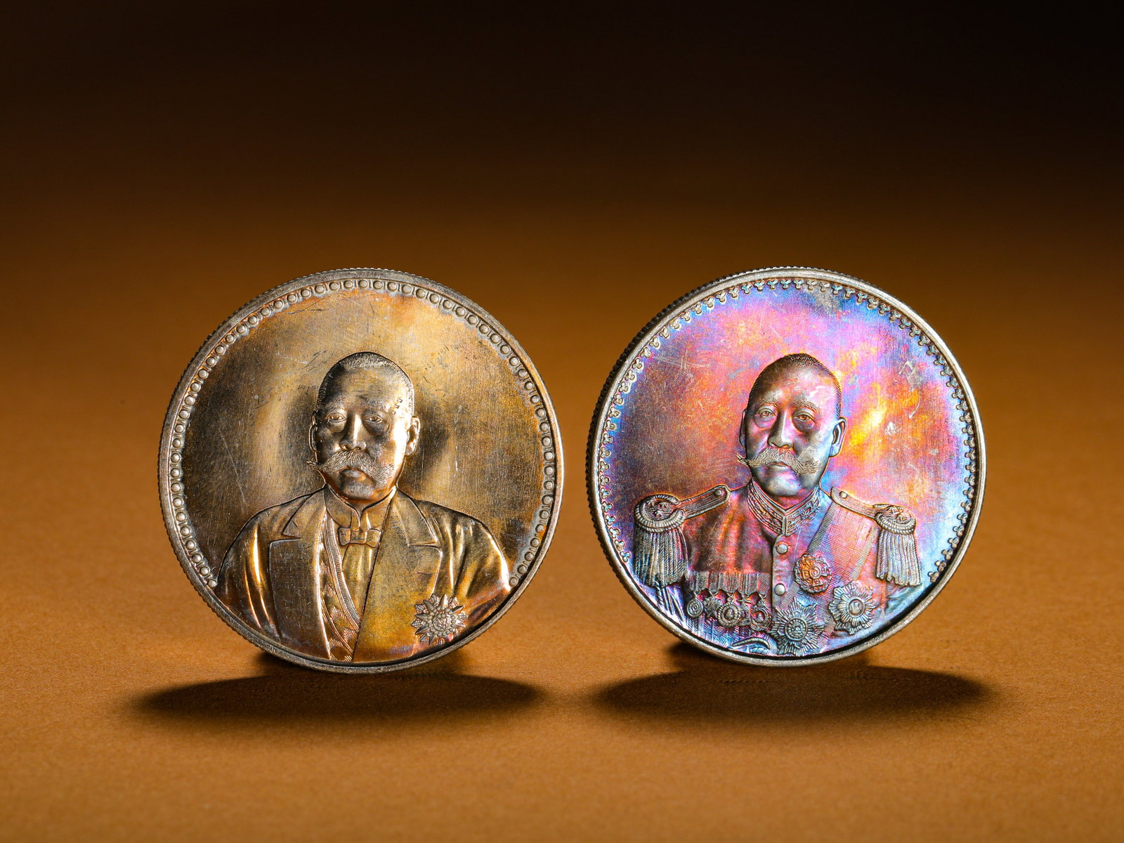 A PAIR OF COMMEMORATIVE SILVER COINS OF CAO KUN'S LITERARY ATTIRE AND ARMAMENT: Diameter:3.9cm(1.54in)Weight:54g(0.12lb)