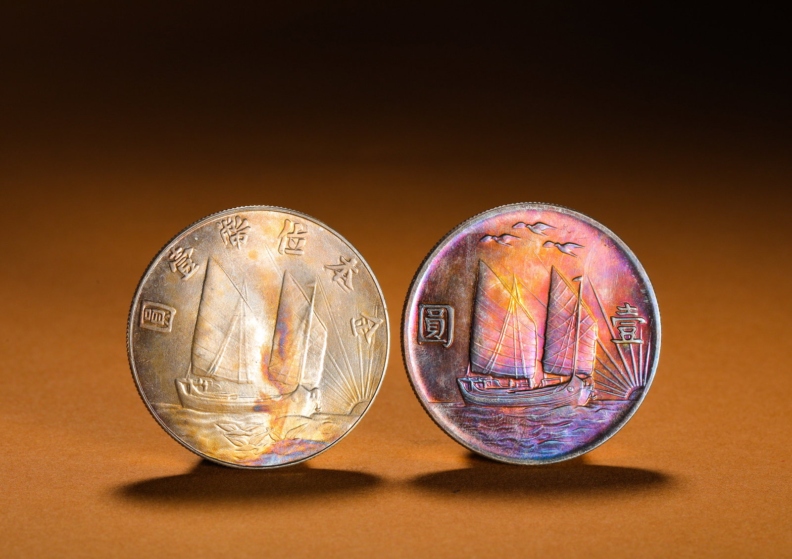 A PAIR OF ONE-YUAN SILVER COINS OF THE REPUBLIC OF CHINA SAILING STANDARD: Diameter:3.9cm(1.54in)Weight:54g(0.12lb)