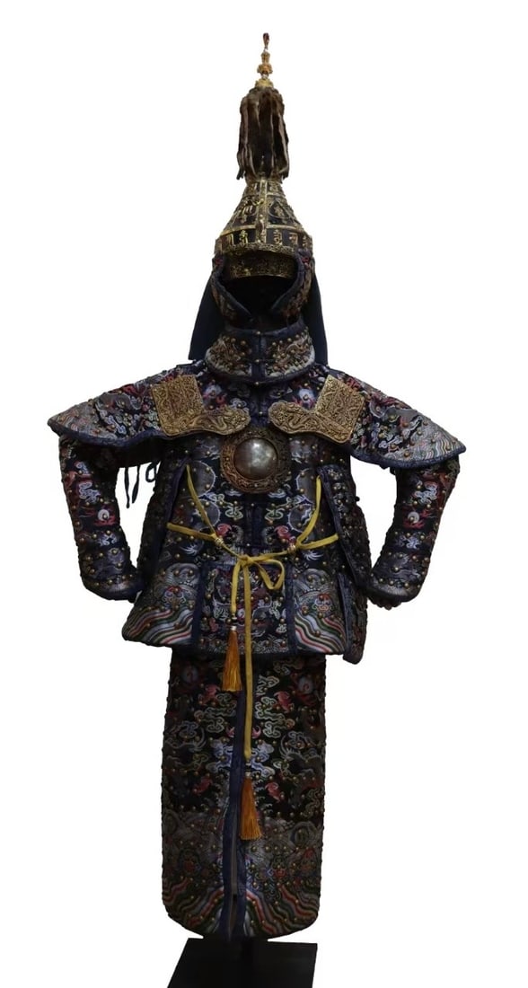 QING DYNASTY GILDED ARMOR SUIT WITH BLUE FLAG DRAGON PATTERN: H150cm W155cm