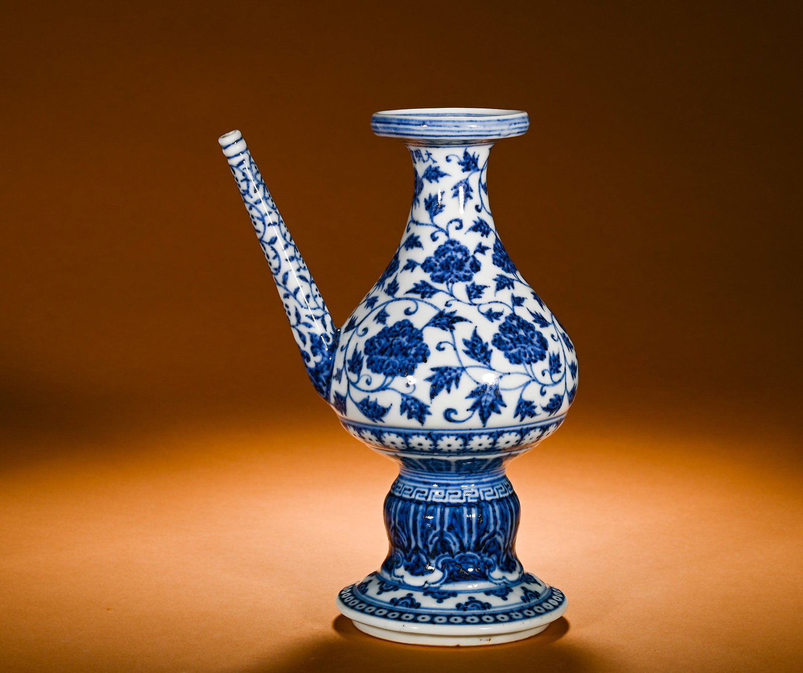BLUE AND WHITE STRIPED FLOWER PATTERN BAMBA TEAPOT OF THE MING DYNASTY: Height:23cm(9.06in)Width:17cm(6.69in)Weight:810g(1.79lb)Blue and white penba pot with intertwined floral scrolls. Classic penba shape with flared rim, tapered neck, pear-shaped belly, slender