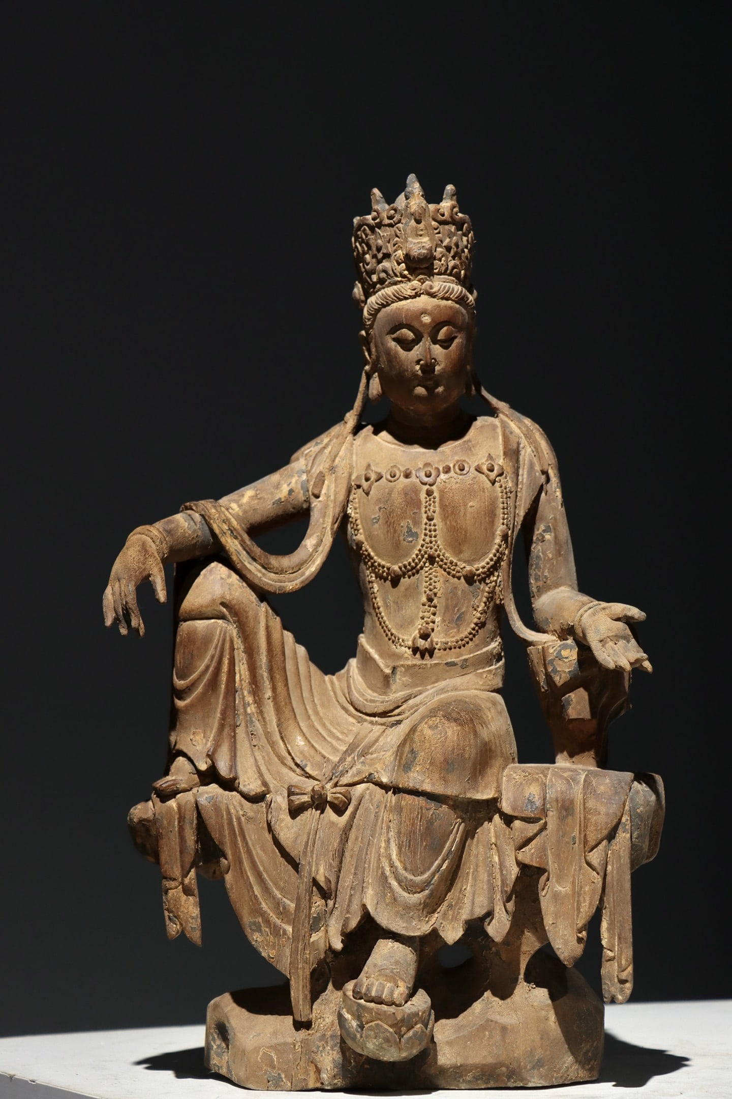 MING DYNASTY NANMU GUANYIN STATUE: H:46cm(18.11in)W:26cm(10.24in)This is an exquisite wooden statue of Water-Moon Guanyin integrally carved from single solid hardwood in Ming Dynasty, fully complying with canonical traditional iconogra