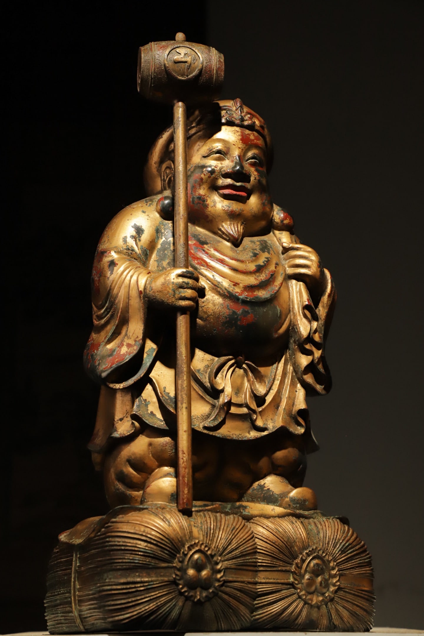 GILDED BRONZE MAHAGARAS OF THE QING DYNASTY: Weight:17000g?H:52.5cmW:25cmThis is a gilt-bronze standing statue of Daikokuten (or Budai Monk/God of Wealth). Made of gilt bronze, it has a round and joyful face, a exposed belly, holding a treasure 