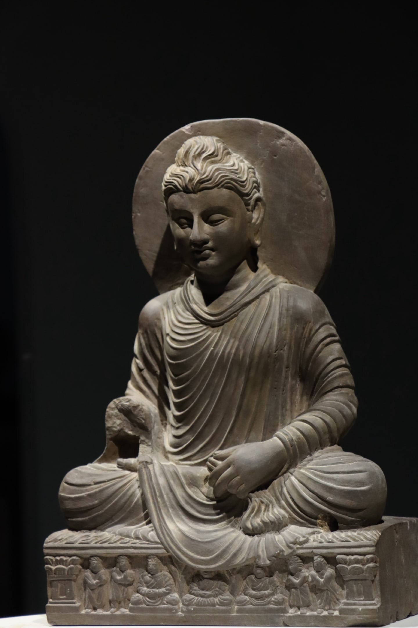 A 4TH CENTURY BLUESTONE GANDHARA STATUE (1 of 10)