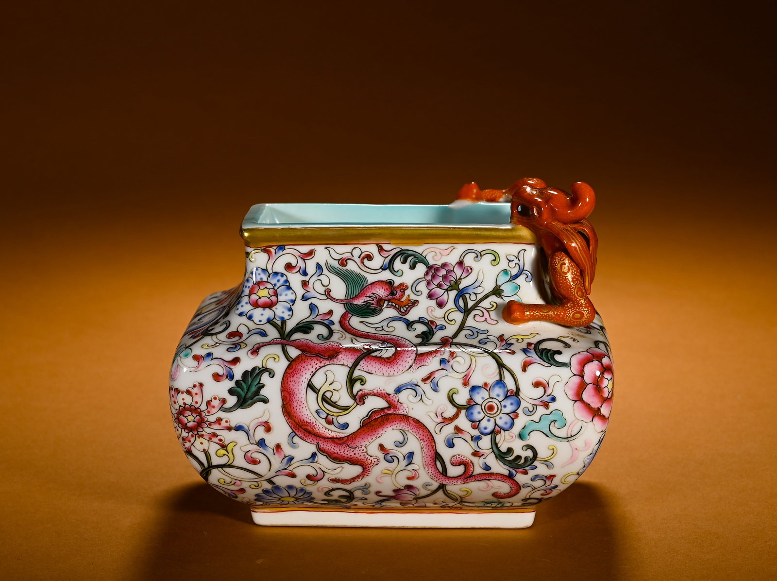 QING DYNASTY PASTEL ENTWINED FLOWER DRAGON-PATTERNED CHILONG EAR SQUARE WASH: Height:10cm(3.94in)Width:12.5cm(4.92in)Weight:660g(1.46lb)Famille rose rectangular washer with dragon, floral scroll and chilong handle. Rectangular literary vessel with straight rim, three-dimensiona