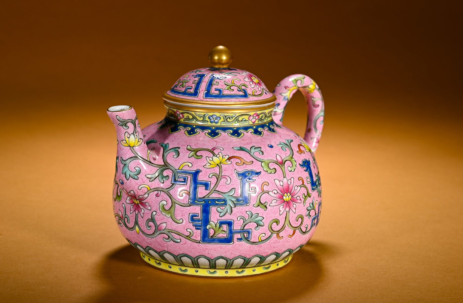 PASTEL TEAPOT OF THE QIANLONG STYLE OF THE QING DYNASTY (1 of 9)