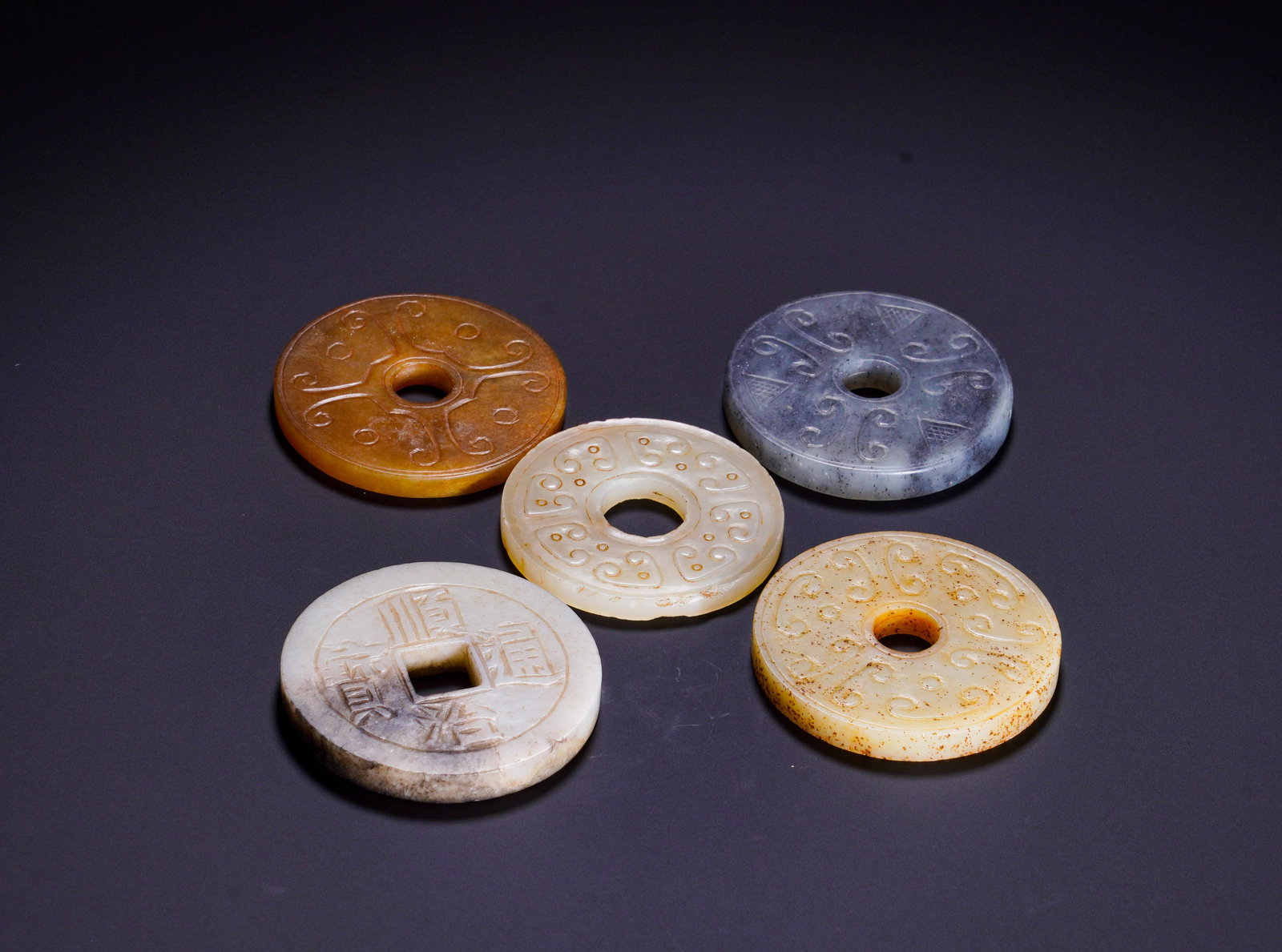 A SET OF FIVE ANCIENT JADE DISCS AND COINS: MaximumDiameter:5.1cm(2.01in)Weight:170g(0.37lb)