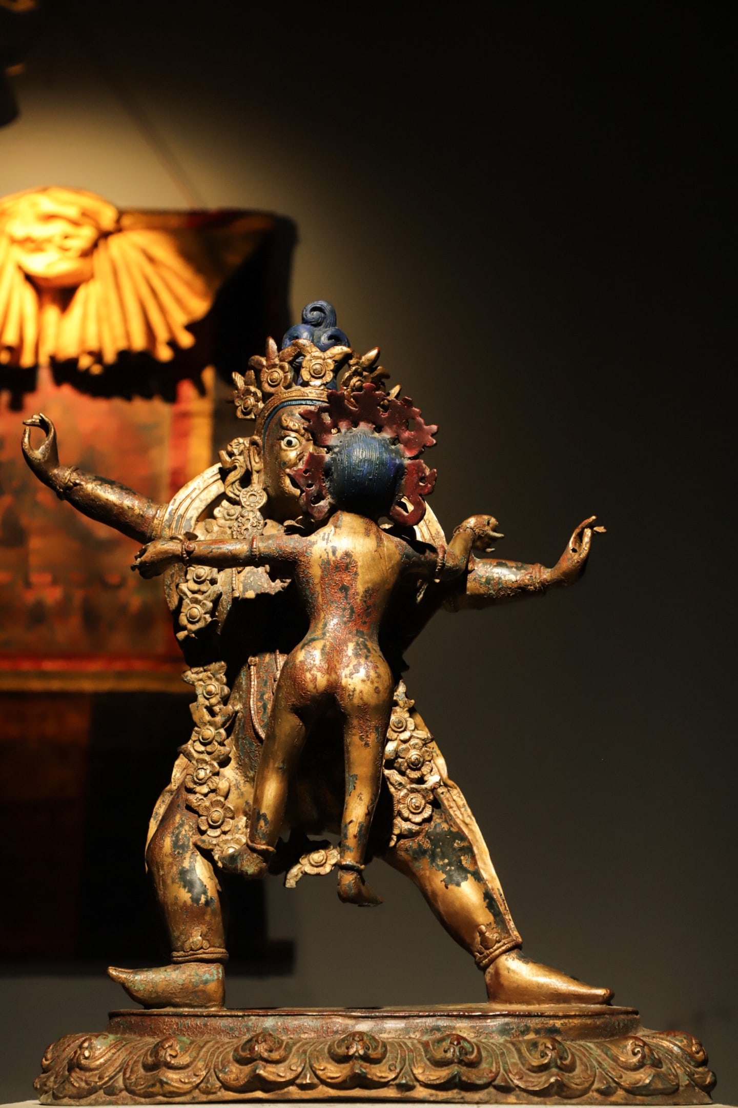 A GILDED BRONZE STATUE OF JIN GANG FROM THE MING DYNASTY: Weight:9200g?H:48cmL:39cmW:18cmThis is a Tibetan Buddhist gilt-bronze standing statue of a wrathful Yab-Yum deity. Made of gilt bronze, the main deity has a fierce face and dynamic posture, embracing 