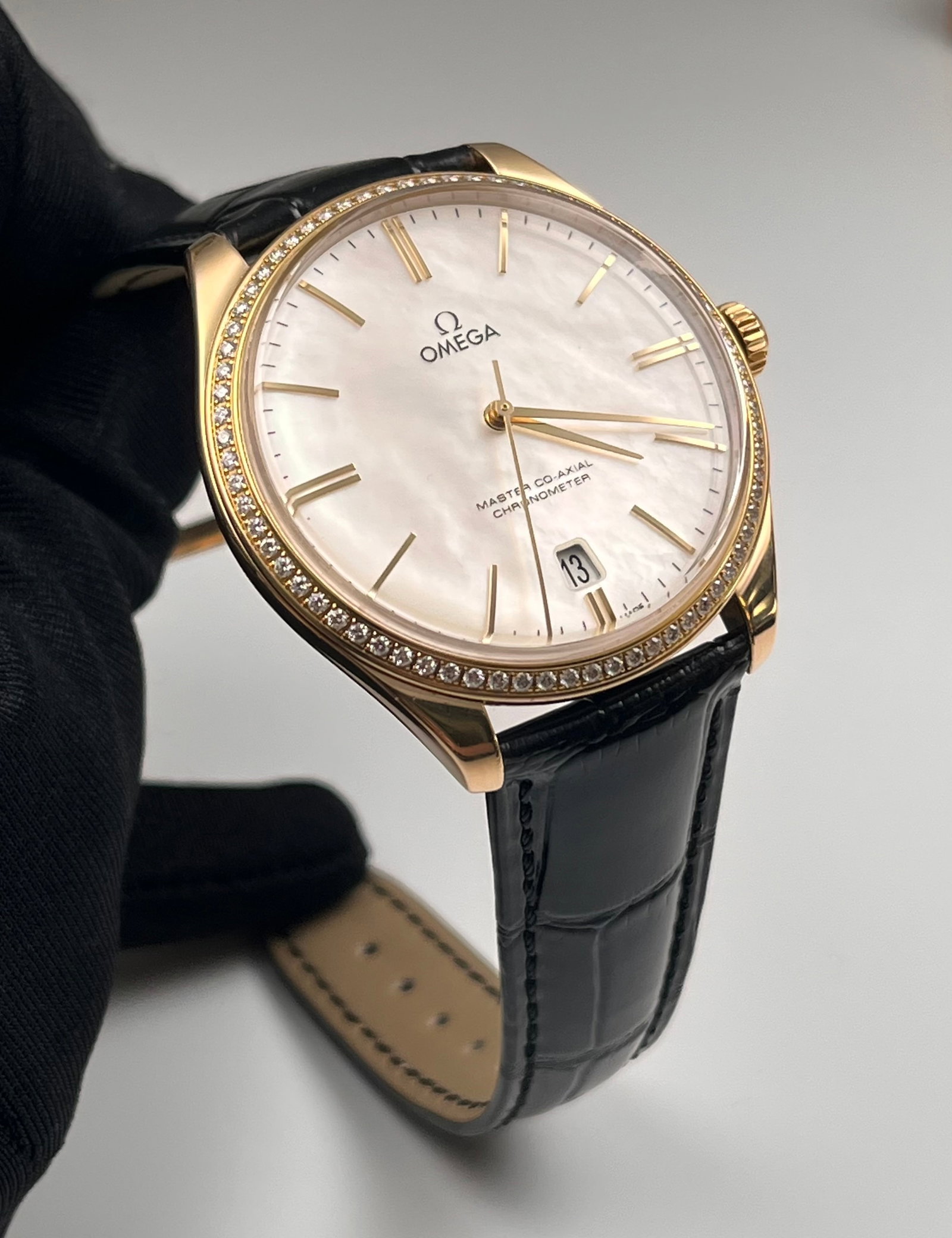 18K GOLD OMEGA WATCH: The top-tier full-size movement exudes a strong mechanical feel, featuring an 8511 caliber, 40mm case diameter, a unique mother-of-pearl dial, and 18K gold.