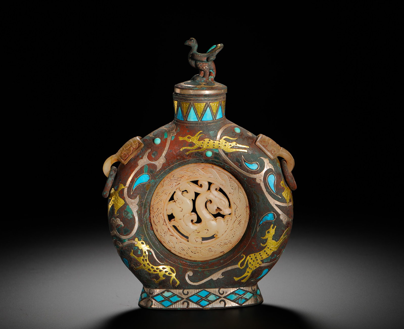 HAN DYNASTY INLAID GOLD AND SILVER INLAID TURQUOISE WHITE JADE FLAT POT: Height:18.5cm(7.28in) Width:13cm(5.12in) Weight:850g(1.87lb)Han Dynasty bronze flat wine flask inlaid with gold, silver, turquoise and white jade, a high-ranking aristocratic ritual wine vessel. The l