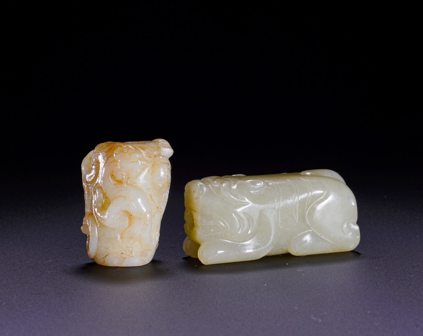 HAN DYNASTY HETIAN JADE CHILONG-PATTERNED LEZI, CROUCHING TIGER AUSPICIOUS BEAST: MaximumHeight:2.1cm(0.83in)Width:4.3cm(1.69in)Weight:60g(0.13lb)Han Dynasty Hetian jade set: chilong tube bead and recumbent tiger ornament (two pieces).First, Hetian jade chilong tube bead. The cylin
