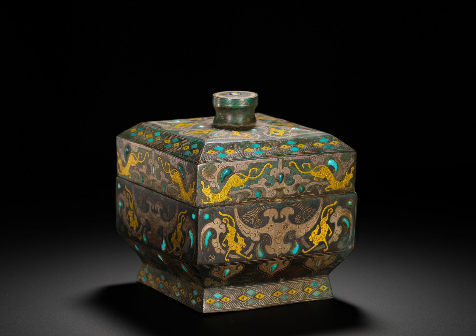 BRONZE FROM THE WARRING STATES PERIOD WITH GOLD INLAID COVER BOX: Height:15cm(5.91in) Width:13cm(5.12in) Weight:1640g(3.62lb)Warring States square bronze lidded box fully decorated with gilded chi-beast patterns and turquoise inlay, an ancient ritual container for s