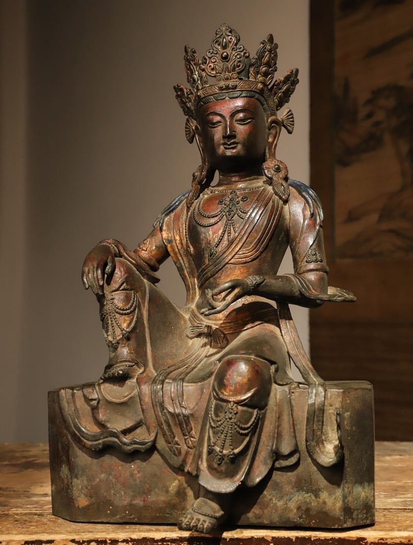 BRONZE STATUE OF THE FREE AND EASY GUANYIN FROM THE MING DYNASTY: H:50cmL:30cmW:18cm.Weight:9800g This is a Ming/Qing Dynasty free-standing Guanyin (Shuiyue Guanyin) bronze statue, depicted in a relaxed sitting posture with fluttering robes. It exudes a thick, aged