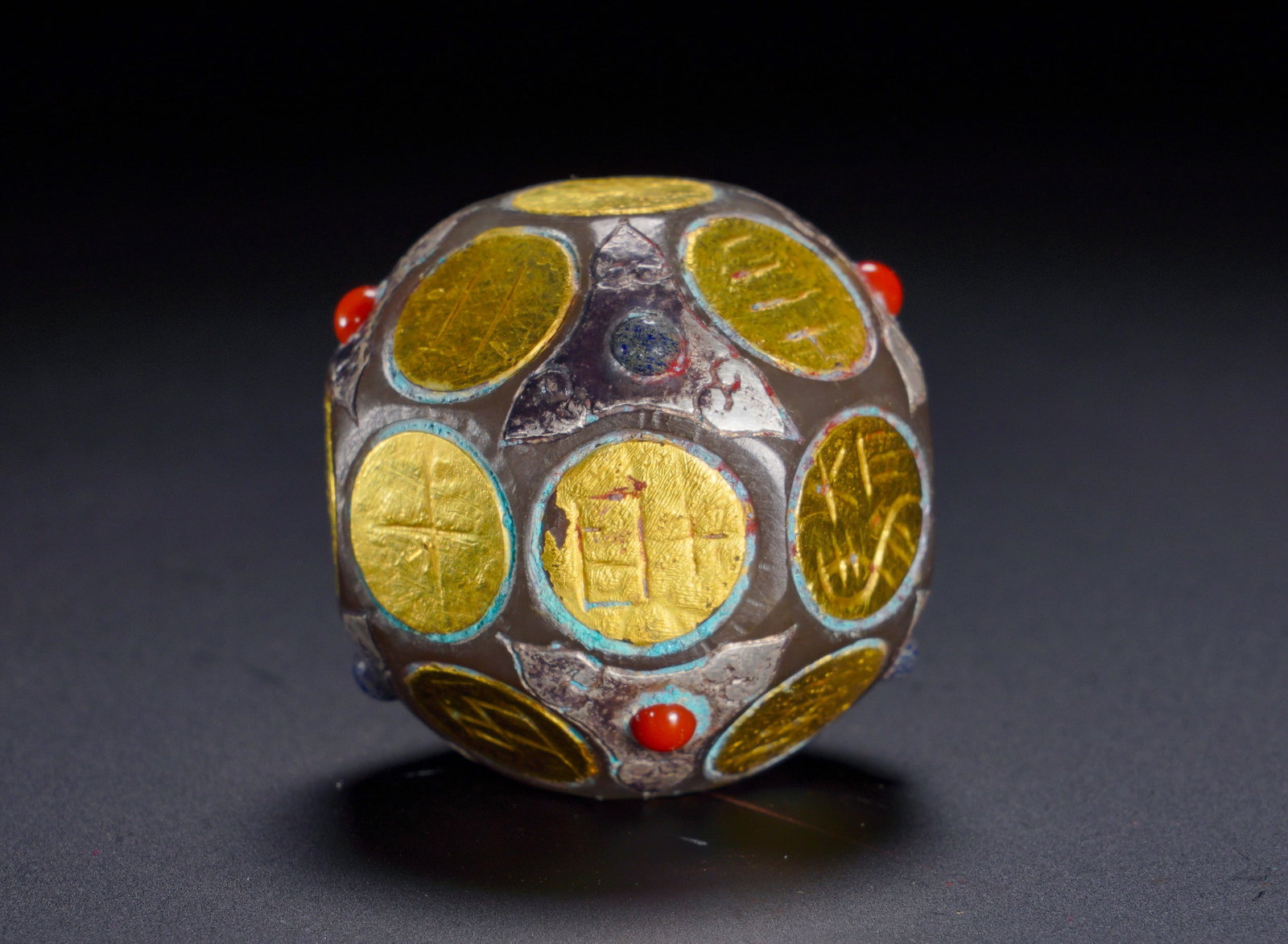 CRYSTAL GOLD INLAID DIVINATION DICE OF THE HAN DYNASTY: Diameter:2.6cm(1.02in) Weight:30g(0.07lb)Carved from natural crystal, the polyhedral dice are decorated with gilt plaques incised with ancient numerals and divination characters, corners inlaid with