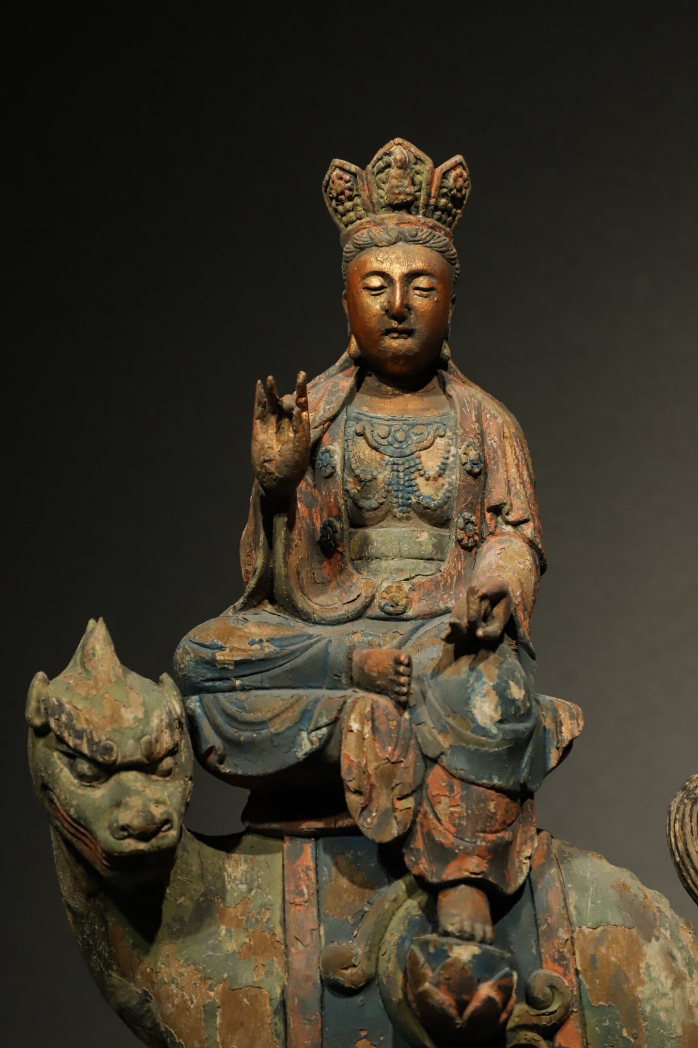 SONG DYNASTY NANMU RIDING AND ROARING GUANYIN BODHISATTVA STATUE