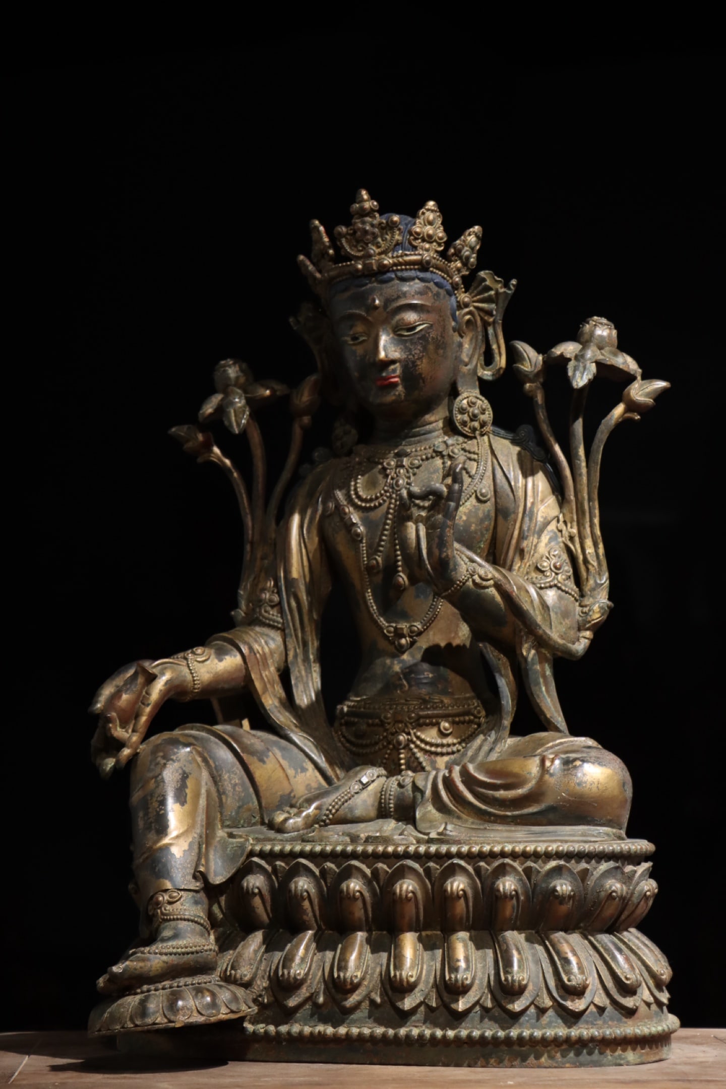 A GILDED BRONZE STATUE OF TARA FROM THE MING DYNASTY: H:60cm