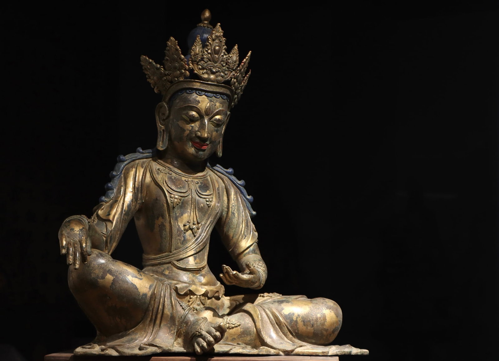 A GILDED BRONZE STATUE OF GUANYIN BODHISATTVA FROM THE QING DYNASTY (1 of 8)