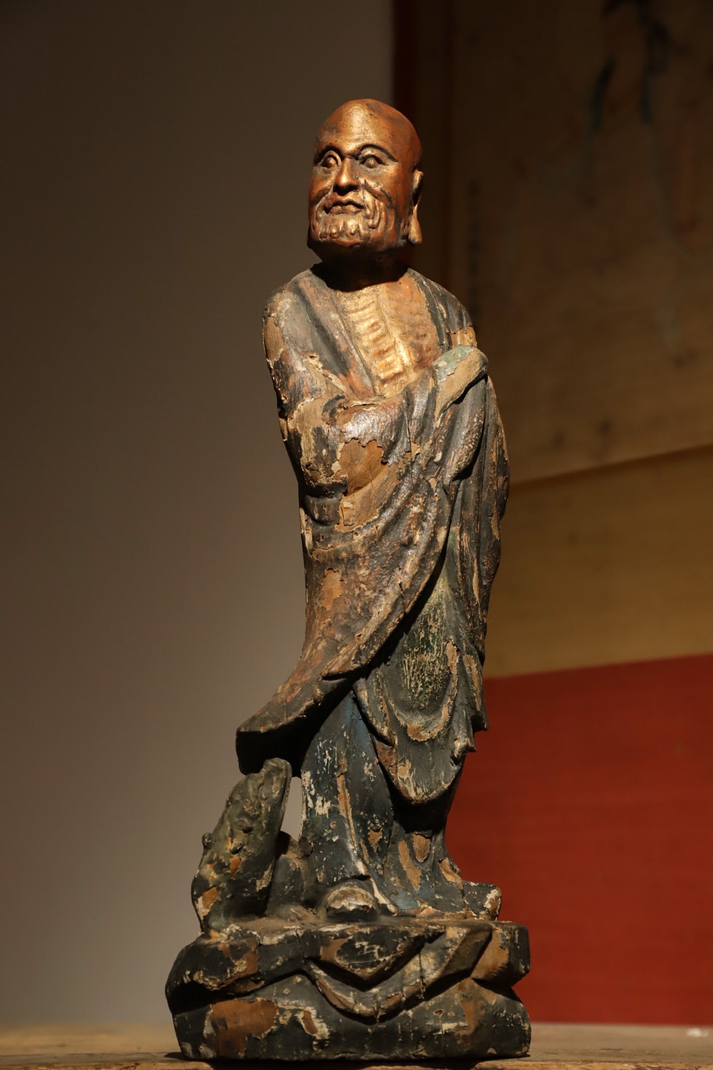 SONG DYNASTY WOOD CARVINGS OF LACQUER GOLD AND BODHIDHARMA: H:40cm