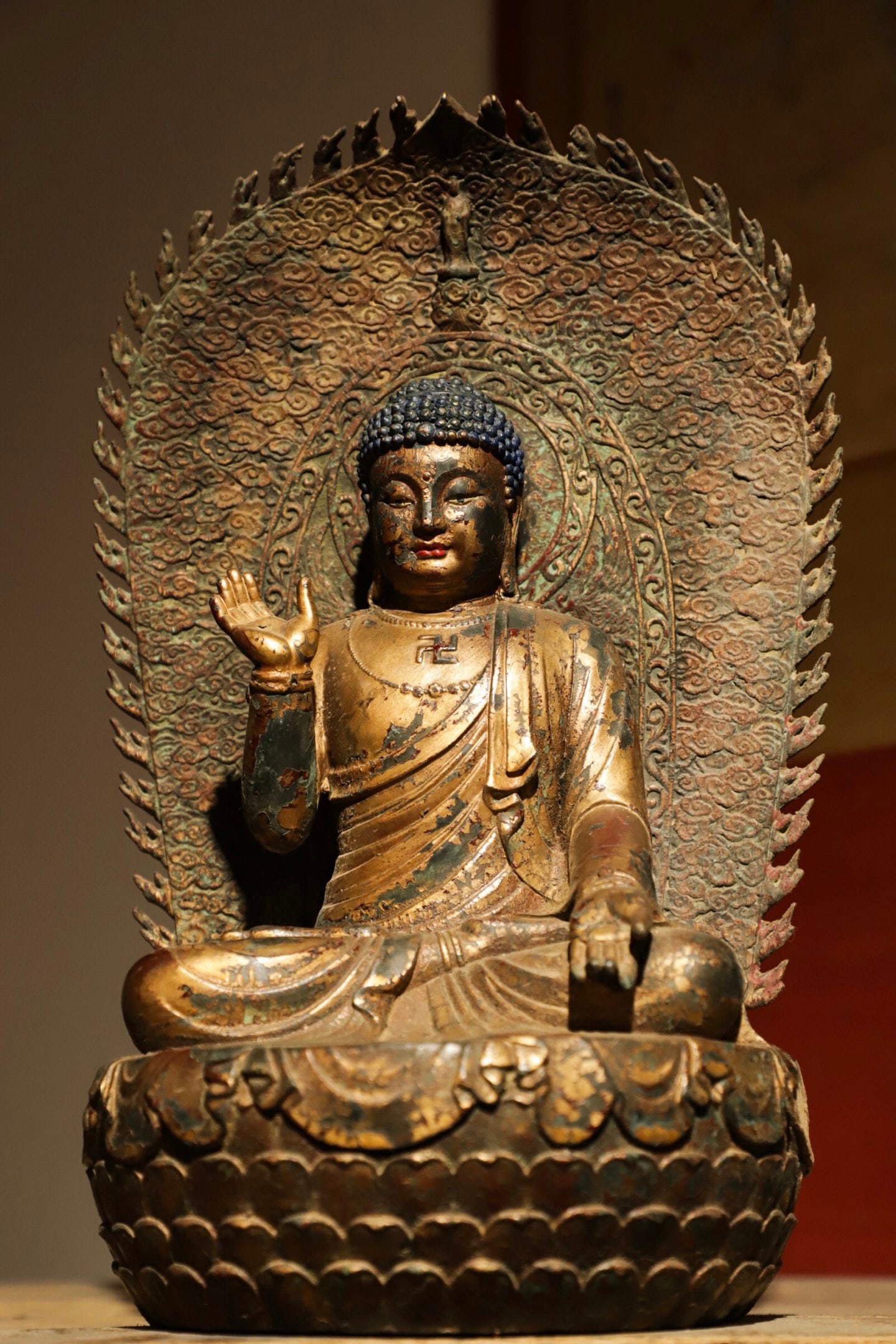 A FINELY CAST BRONZE BACKLIT BUDDHA OF THE MING DYNASTY